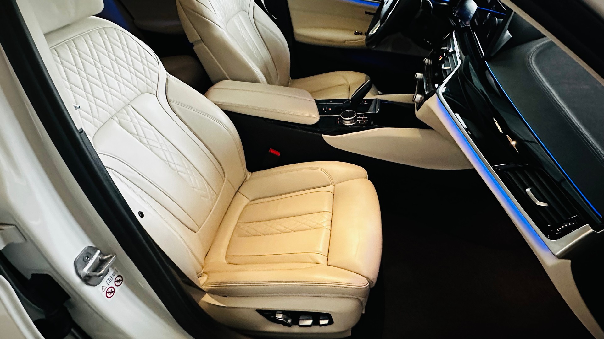 BMW 520d 48V Luxury Line Steptronic-image-13