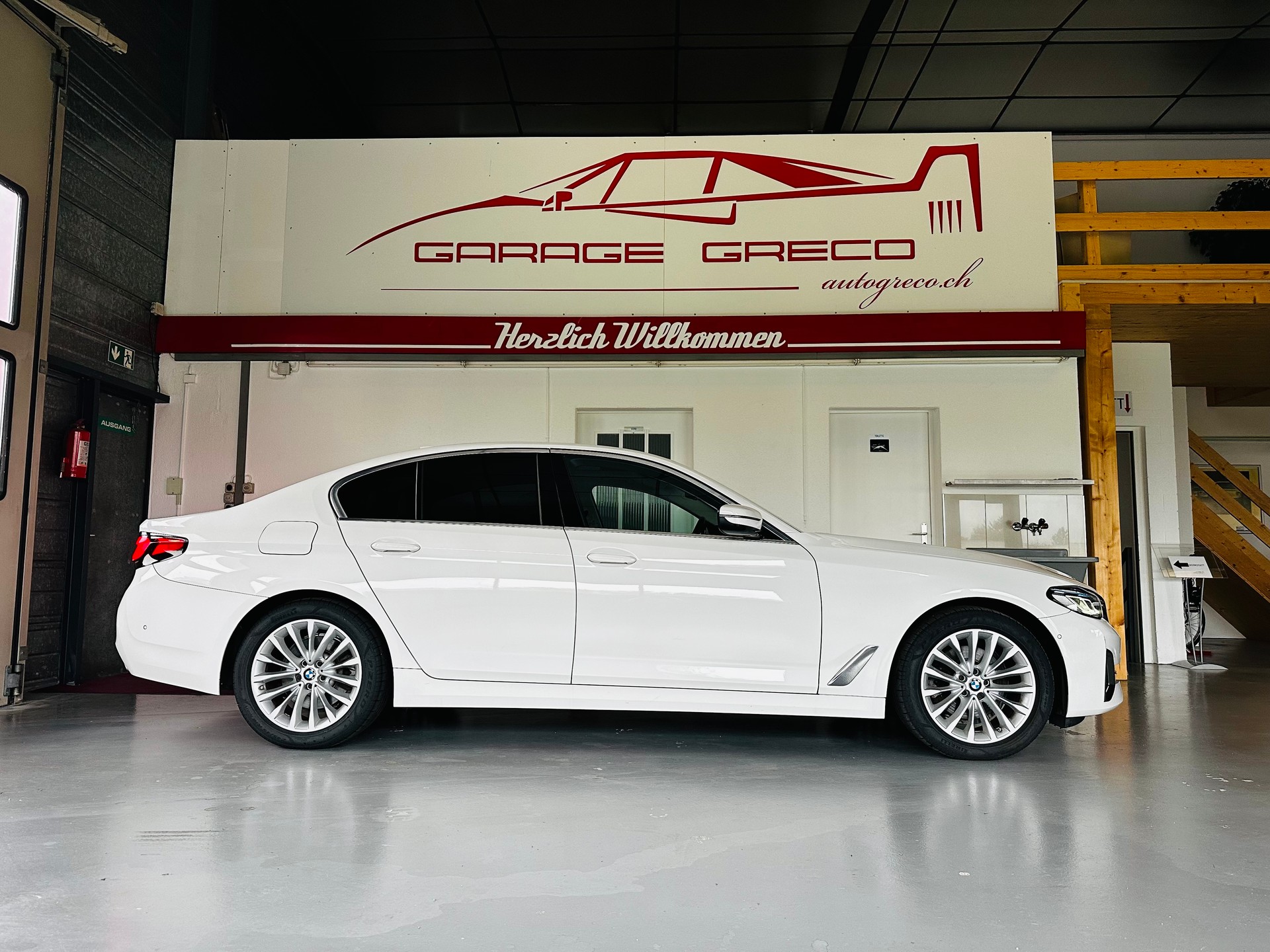 BMW 520d 48V Luxury Line Steptronic-image-1