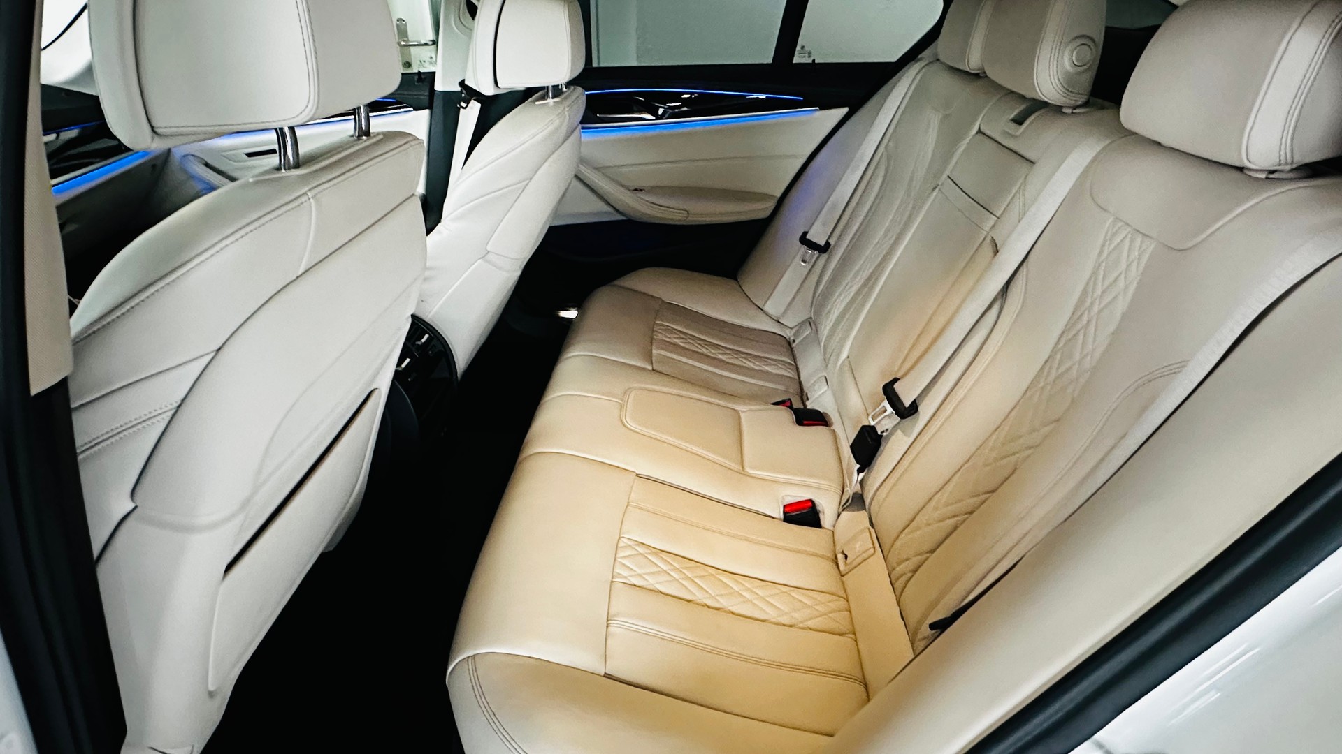 BMW 520d 48V Luxury Line Steptronic-image-14