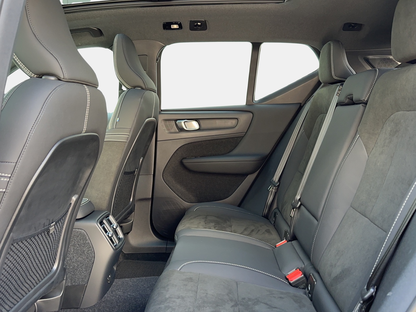 VOLVO XC40 Recharge E80 82kWh Ultimate AWD-image-9