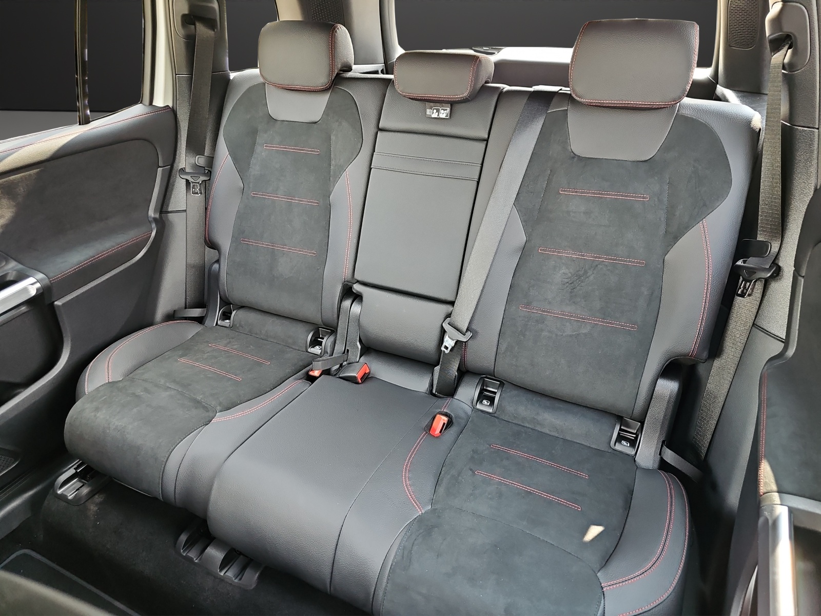 MERCEDES-BENZ GLB 220 4Matic 8G-Tronic-image-13