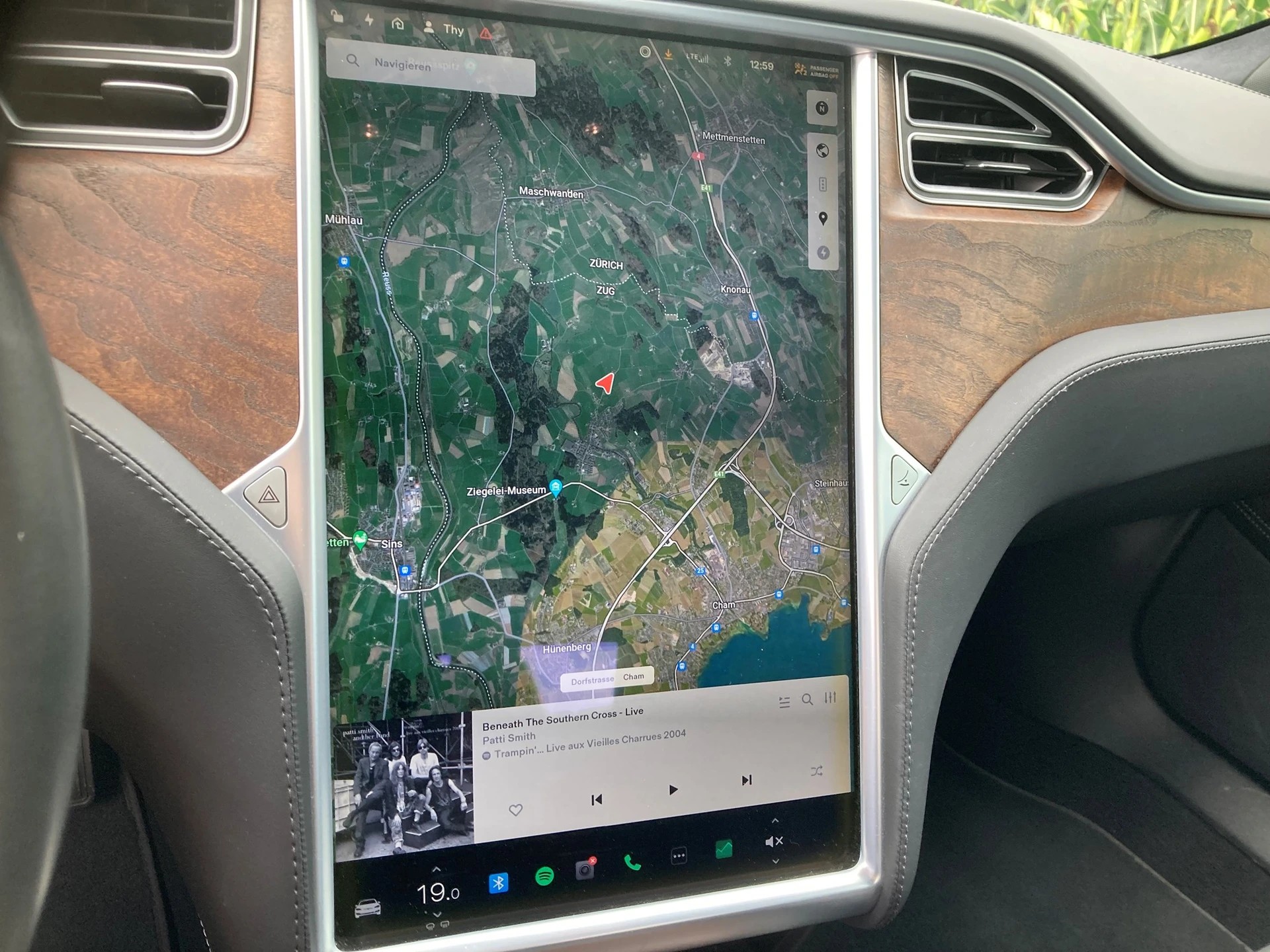 TESLA Model S 75 D-image-8