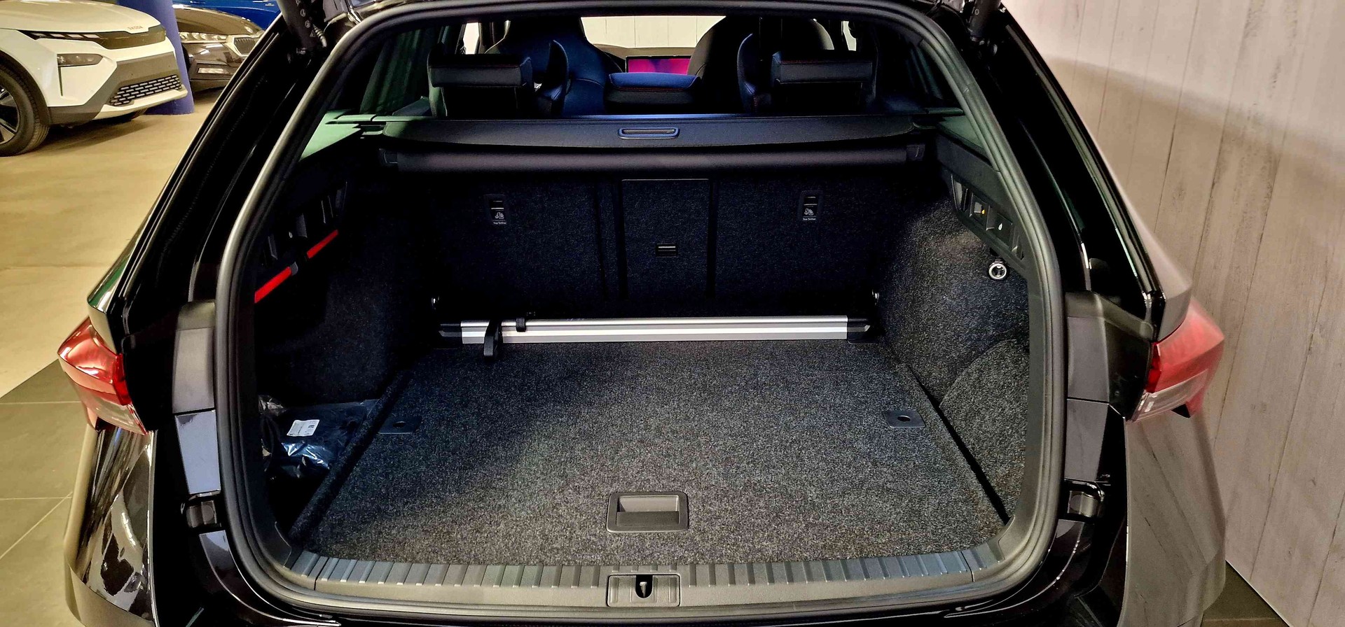 SKODA Octavia Combi 2.0 TSI DSG RS-image-18
