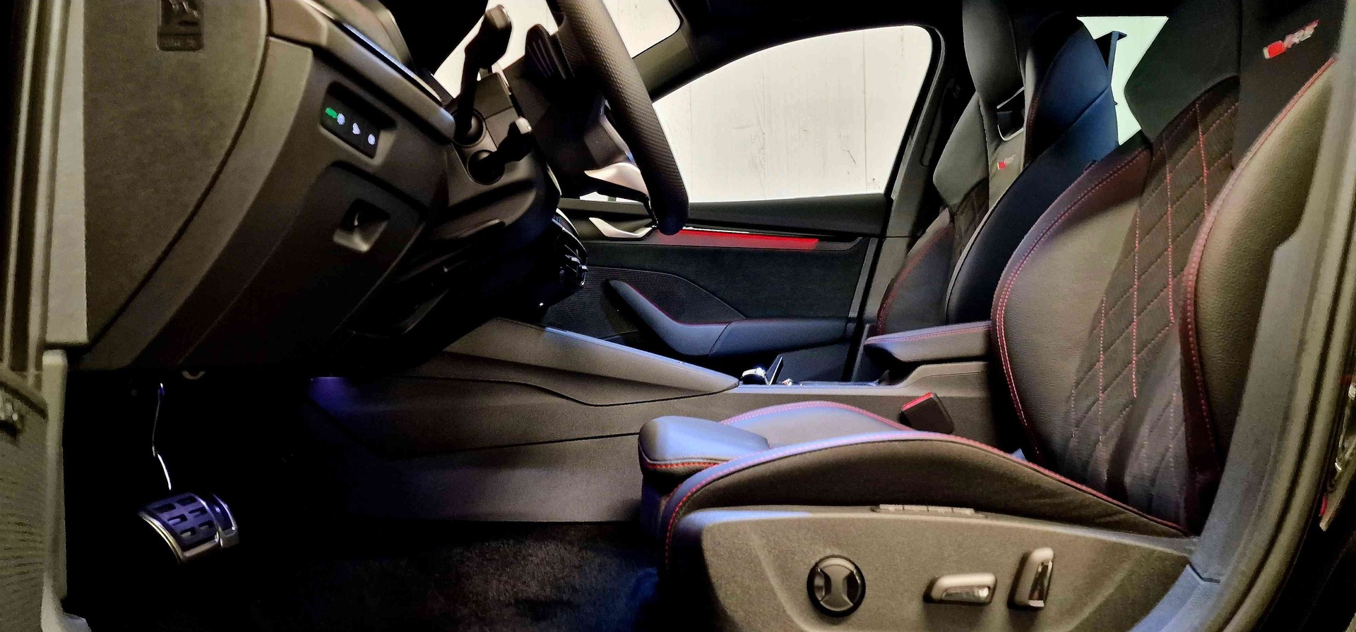 SKODA Octavia Combi 2.0 TSI DSG RS-image-3