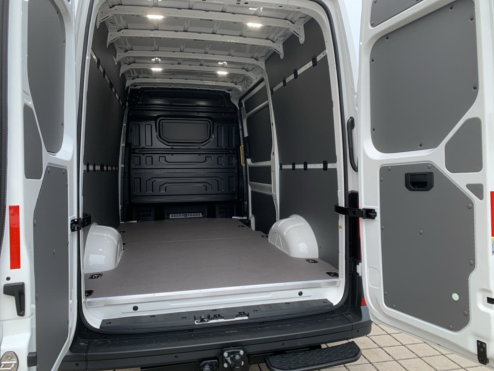 VW Crafter 35 Kasten 2.0 BiTDI L3H3 4Motion A-image-16