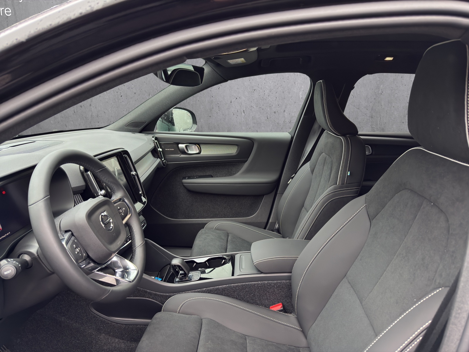 VOLVO EX40 82kWh Twin Motor AWD Ultra Xcentric Edition-image-8