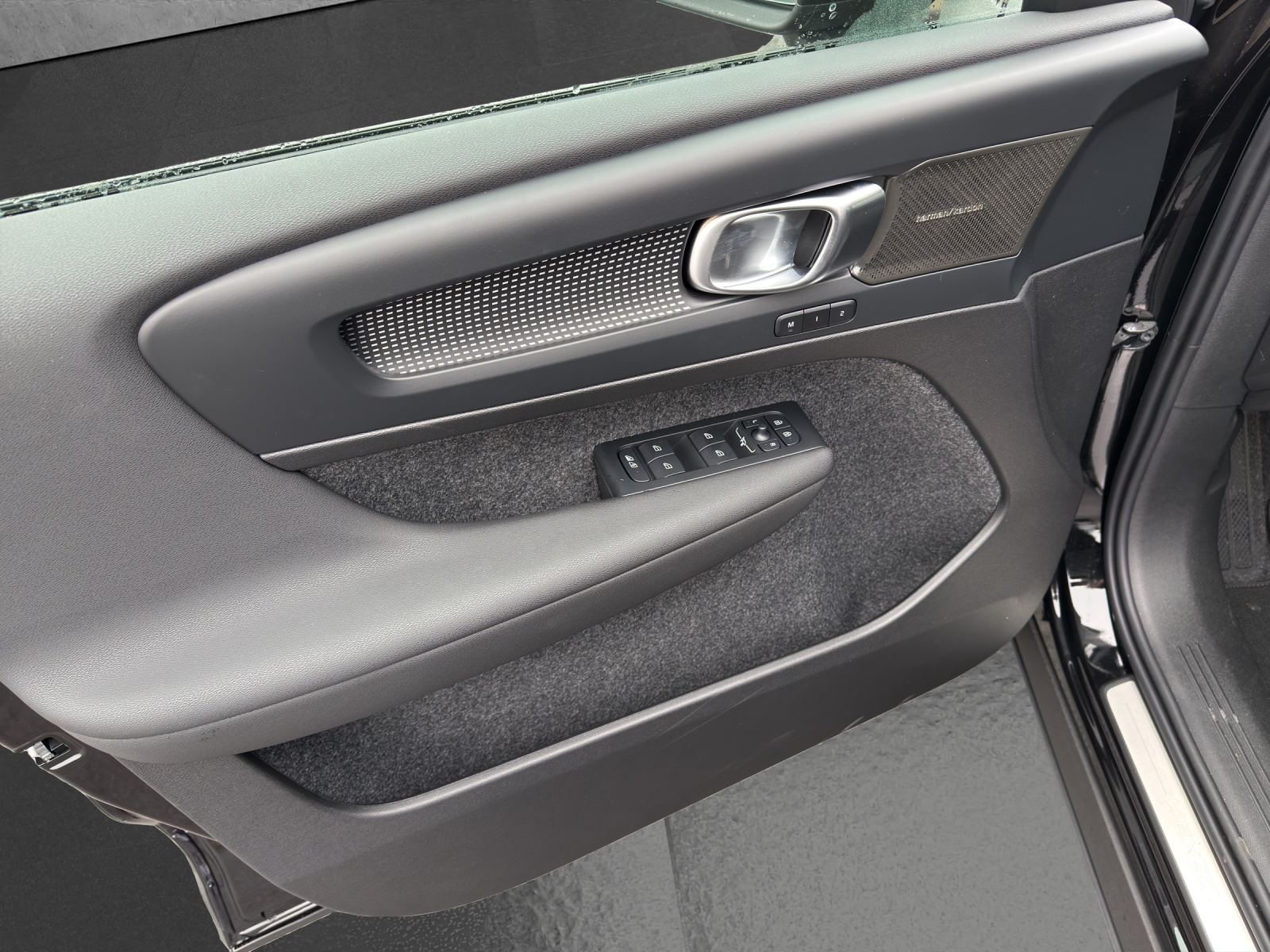 VOLVO EX40 82kWh Twin Motor AWD Ultra Xcentric Edition-image-12