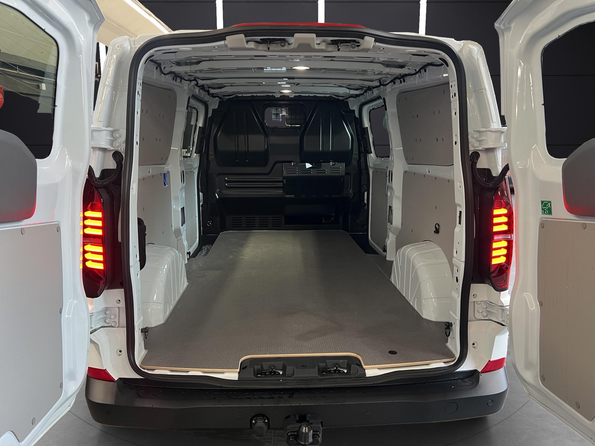 VW Transporter Kombi 3500 2.0 TDI 170 4motion-image-13