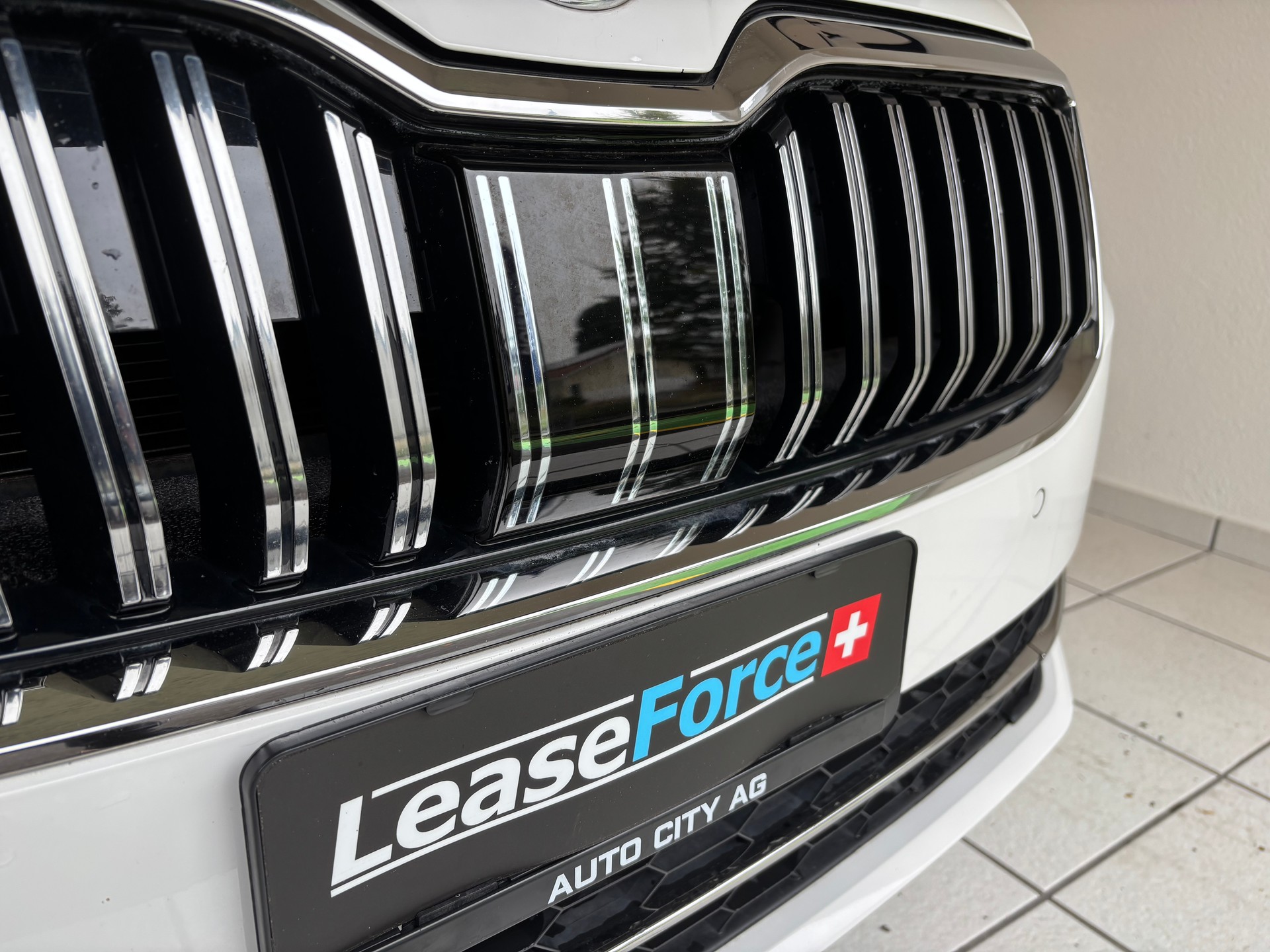 SKODA Superb Combi 2.0 TDi Ambition DSG-image-5