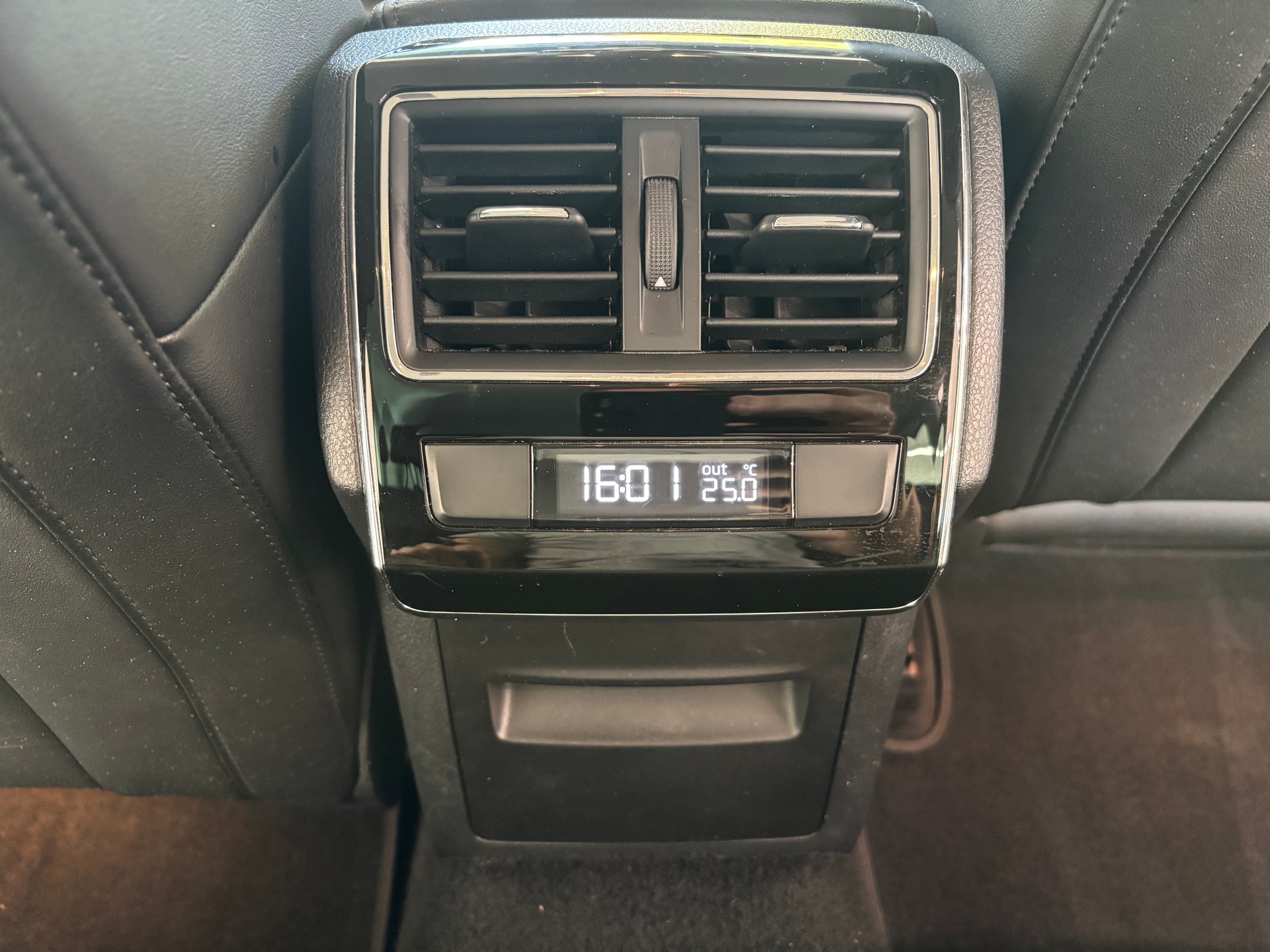 SKODA Superb Combi 2.0 TDi Ambition DSG-image-14