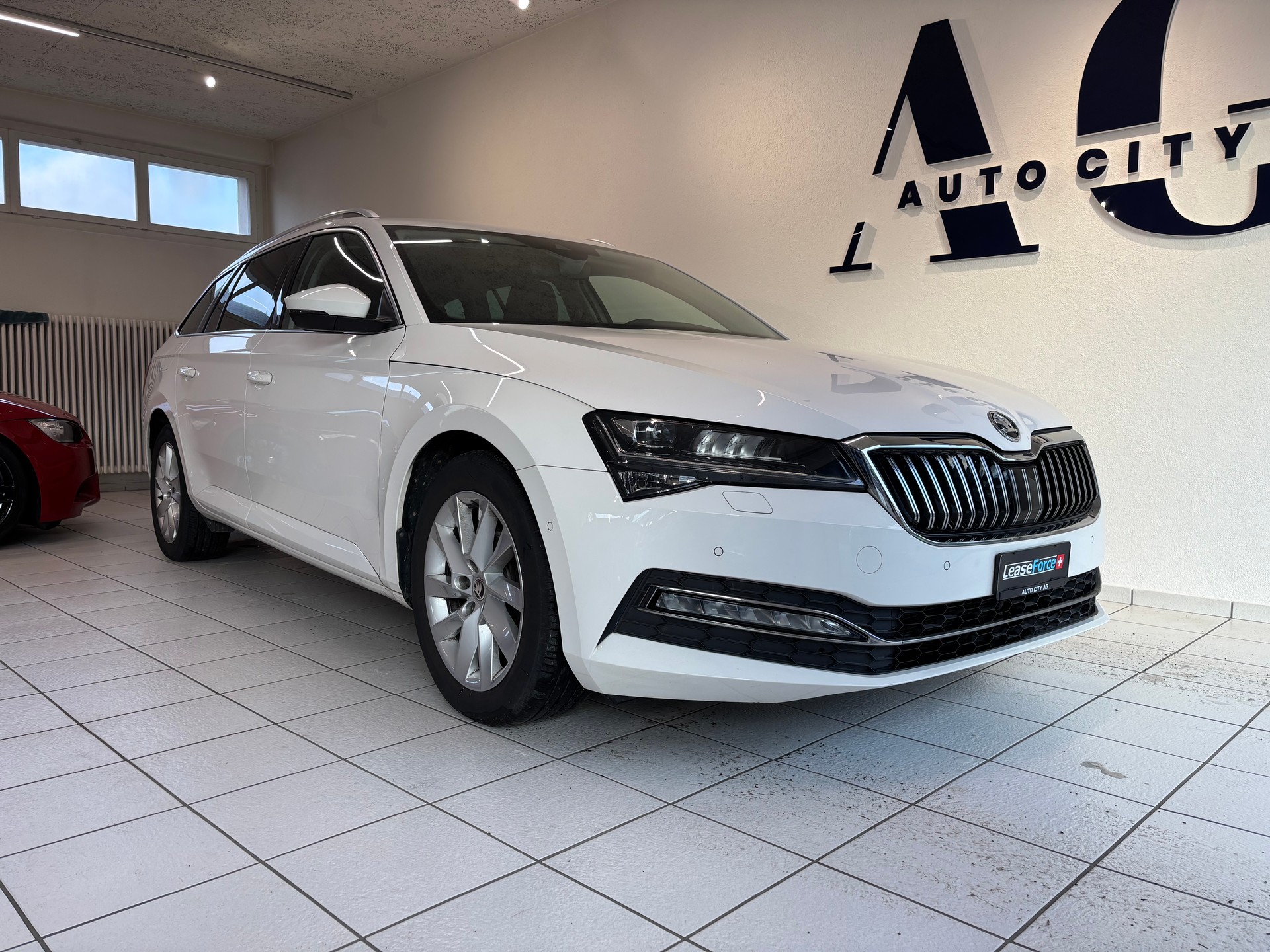 SKODA Superb Combi 2.0 TDi Ambition DSG-image-0