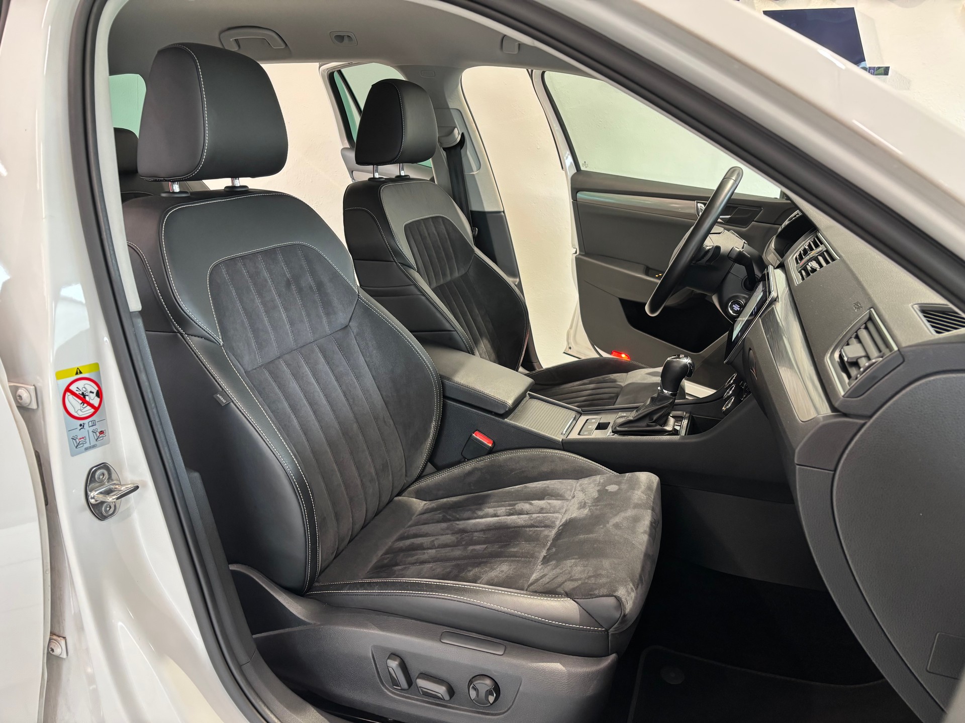 SKODA Superb Combi 2.0 TDi Ambition DSG-image-7