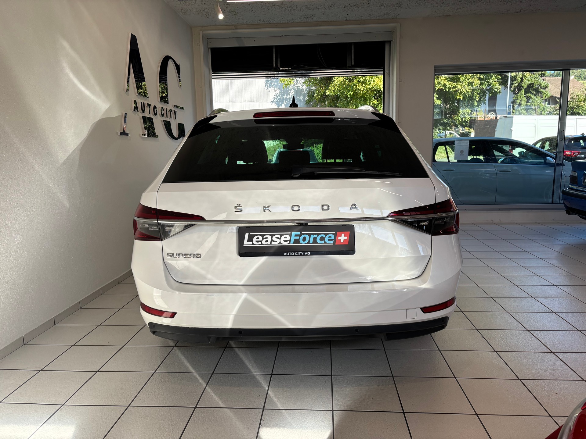 SKODA Superb Combi 2.0 TDi Ambition DSG-image-3