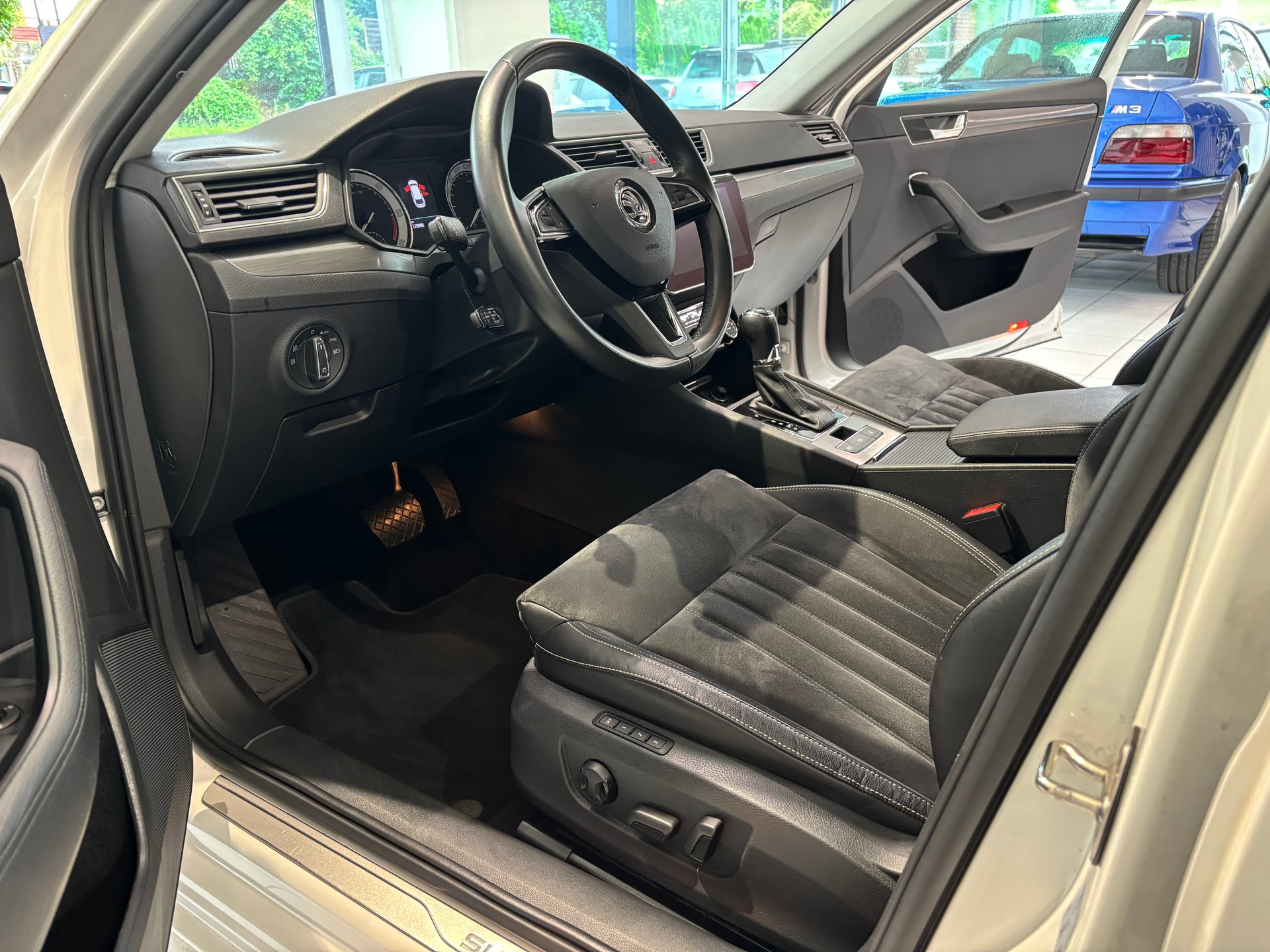 SKODA Superb Combi 2.0 TDi Ambition DSG-image-8