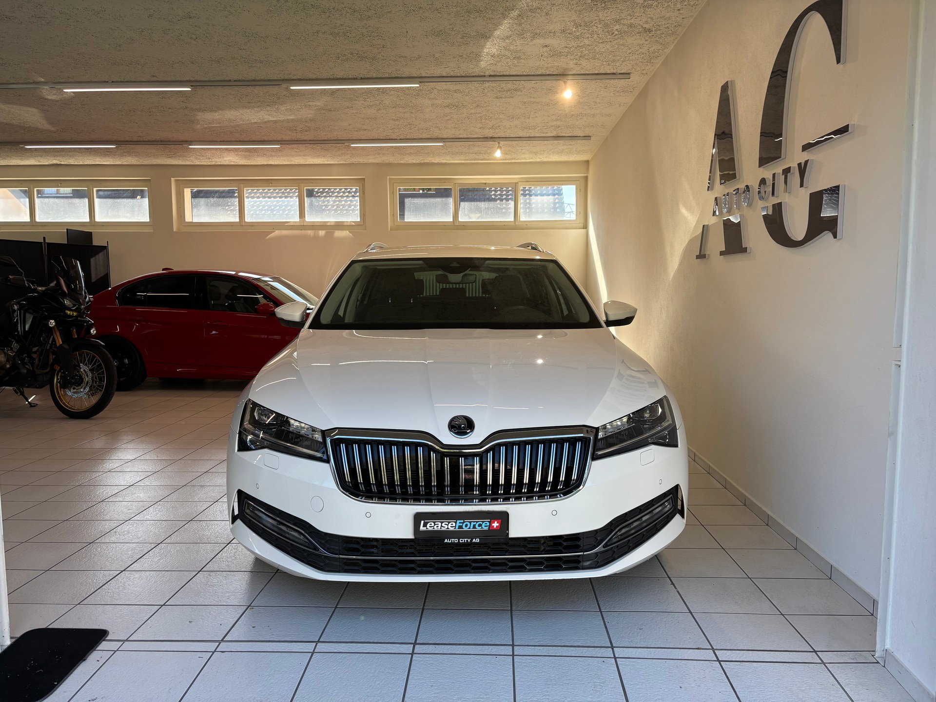 SKODA Superb Combi 2.0 TDi Ambition DSG-image-4