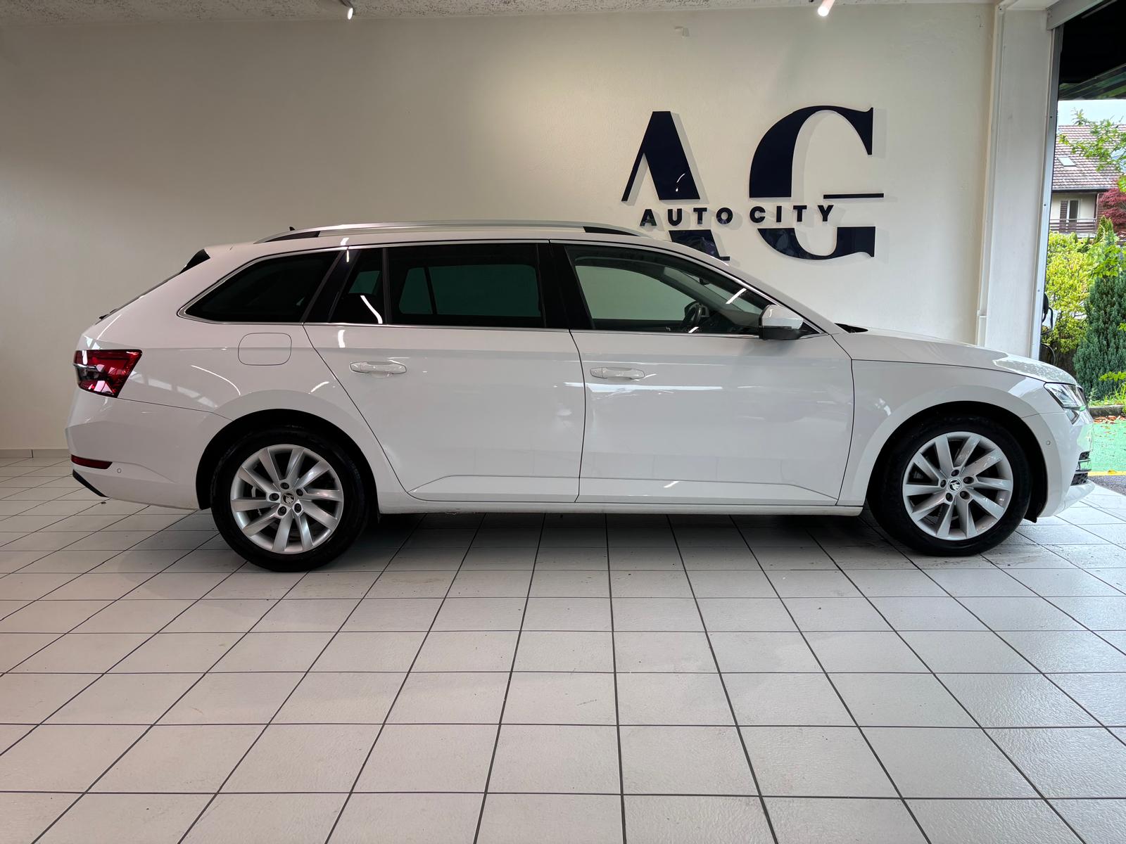 SKODA Superb Combi 2.0 TDi Ambition DSG-image-1