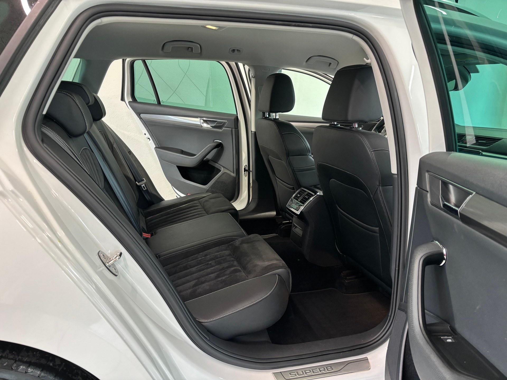 SKODA Superb Combi 2.0 TDi Ambition DSG-image-9