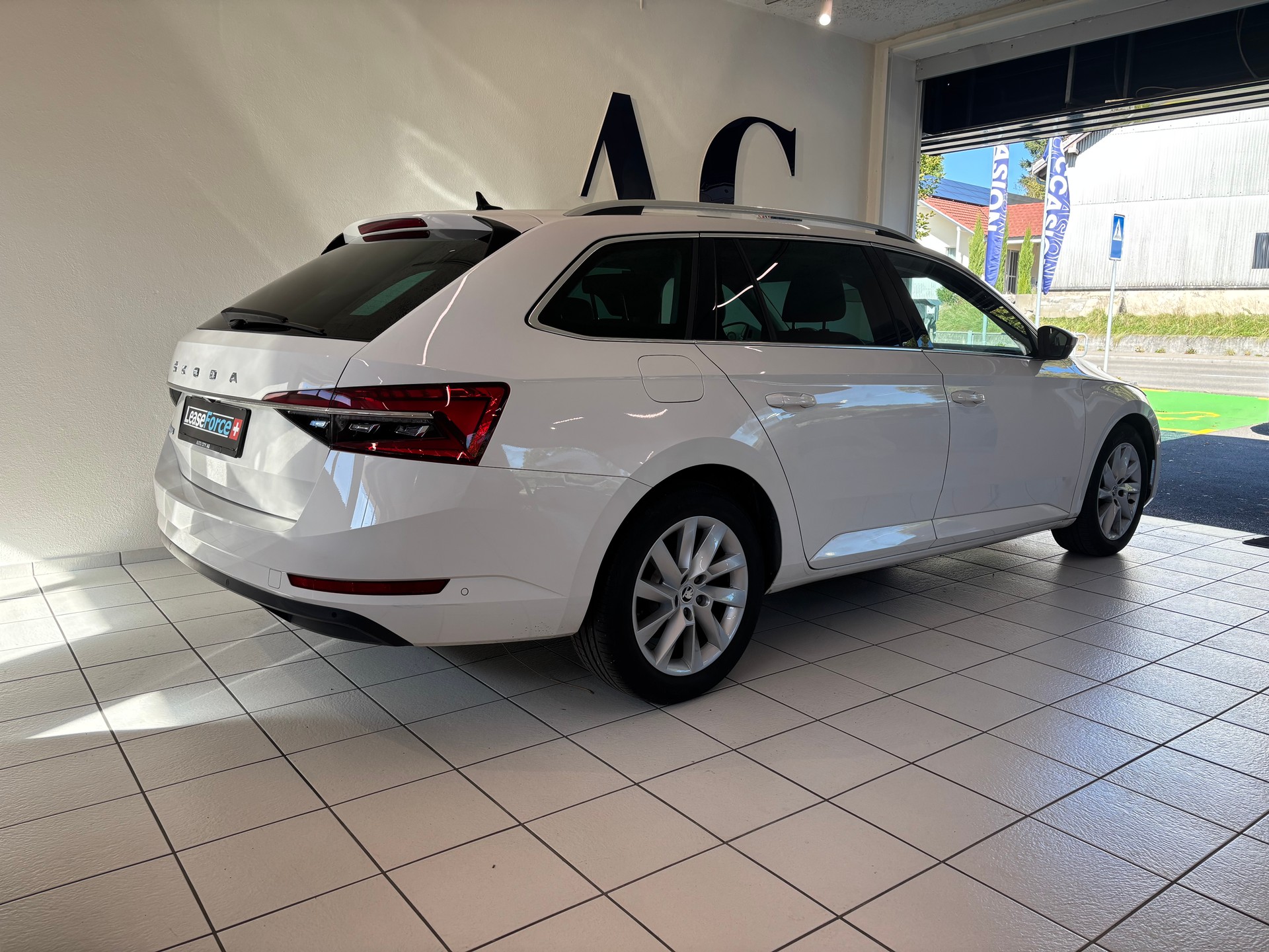 SKODA Superb Combi 2.0 TDi Ambition DSG-image-2