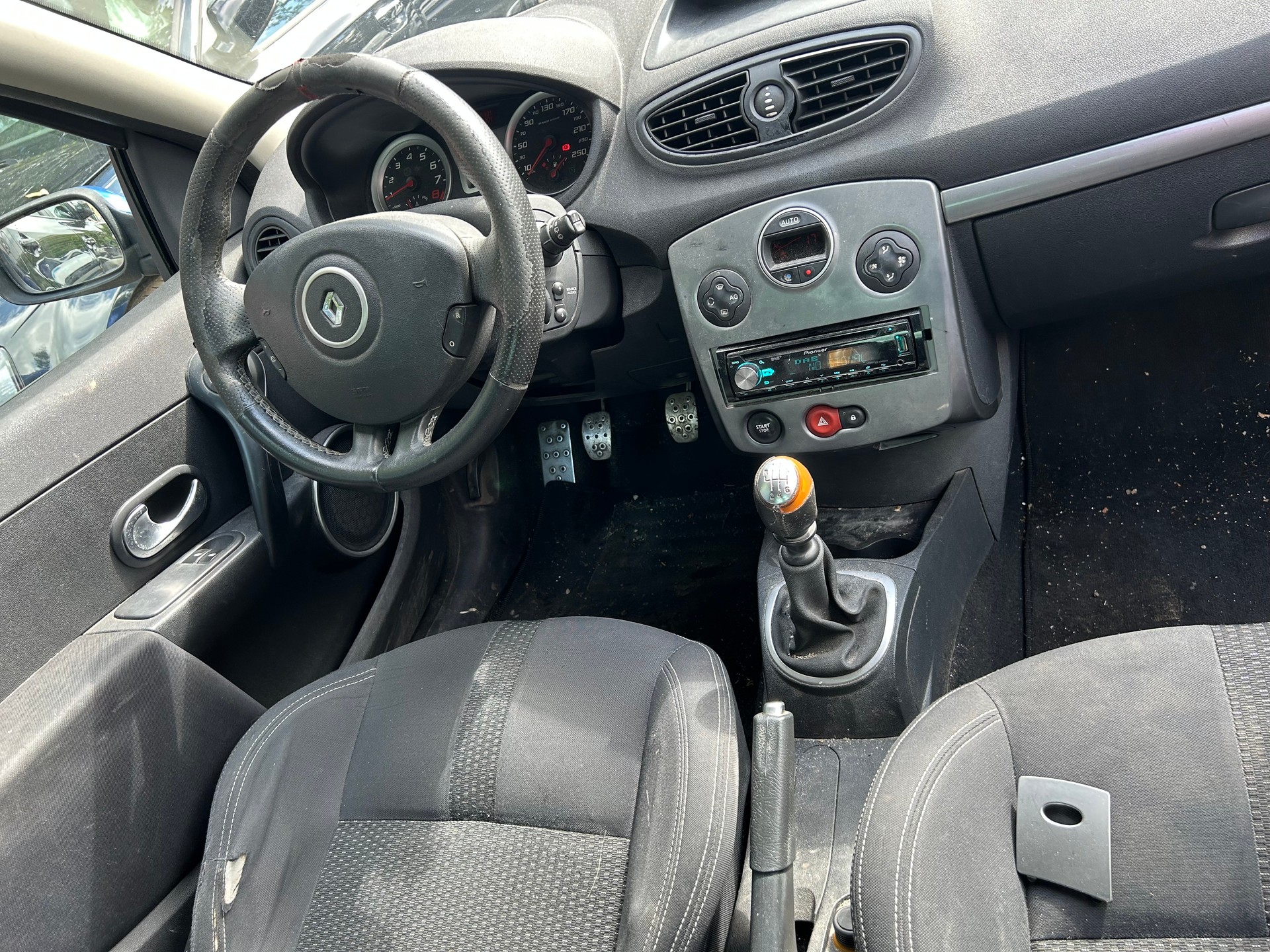 RENAULT Clio 2.0 16V Sport-image-12