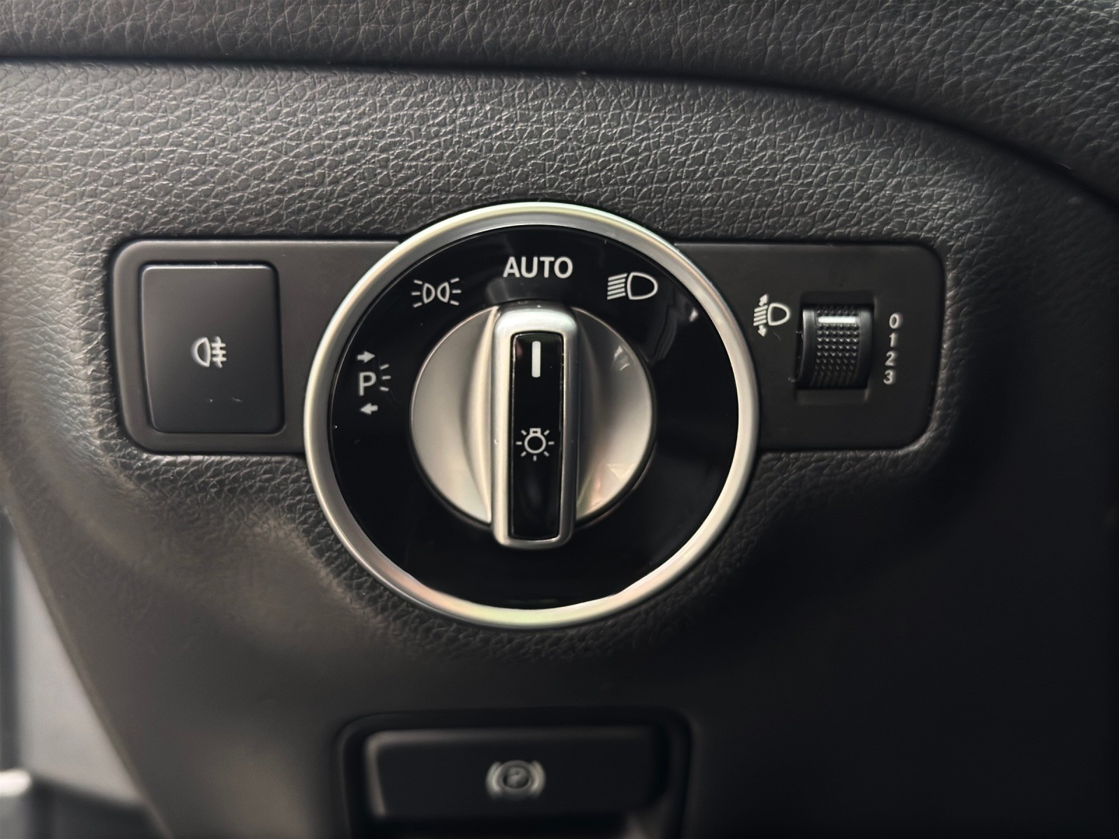 MERCEDES-BENZ CLA 200 Urban 7G-DCT-image-17