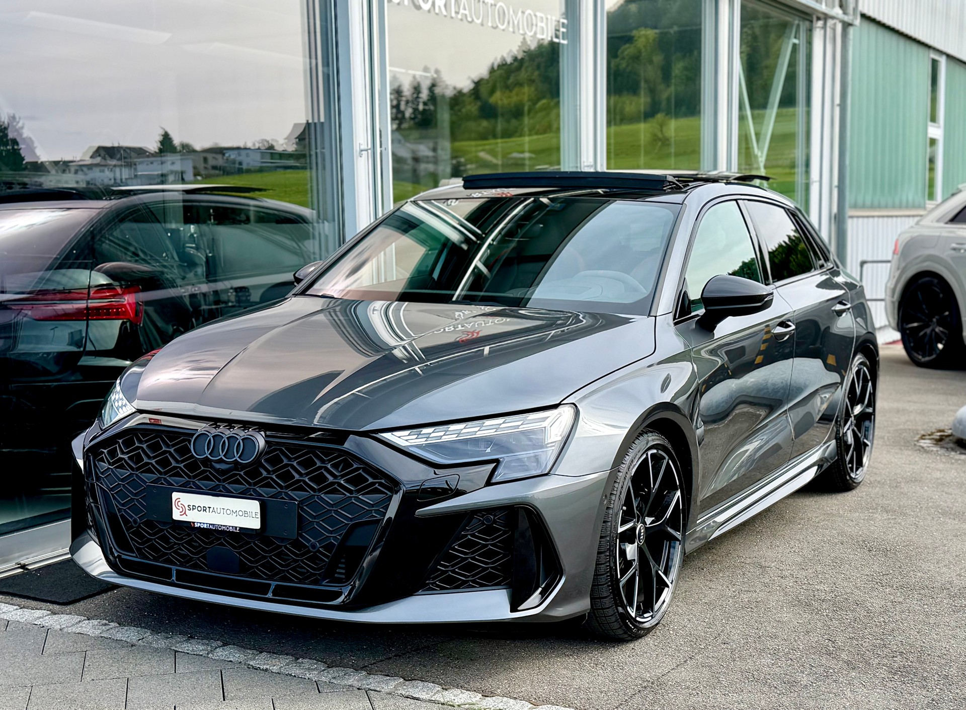 AUDI RS3 Sportback 2.5 TSI quattro S-tronic-image-2