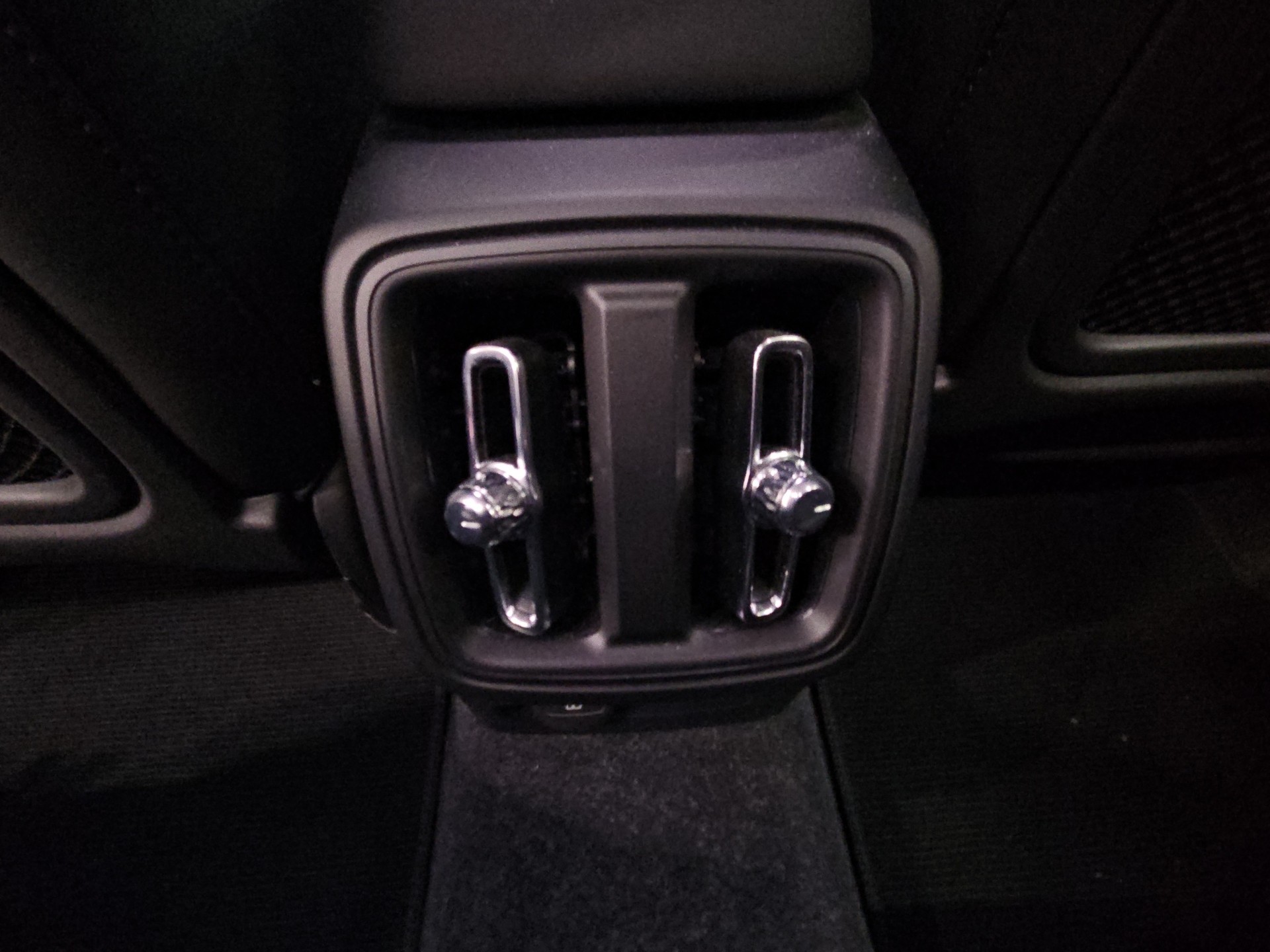 VOLVO C40 P8 Twin Recharge AWD-image-12