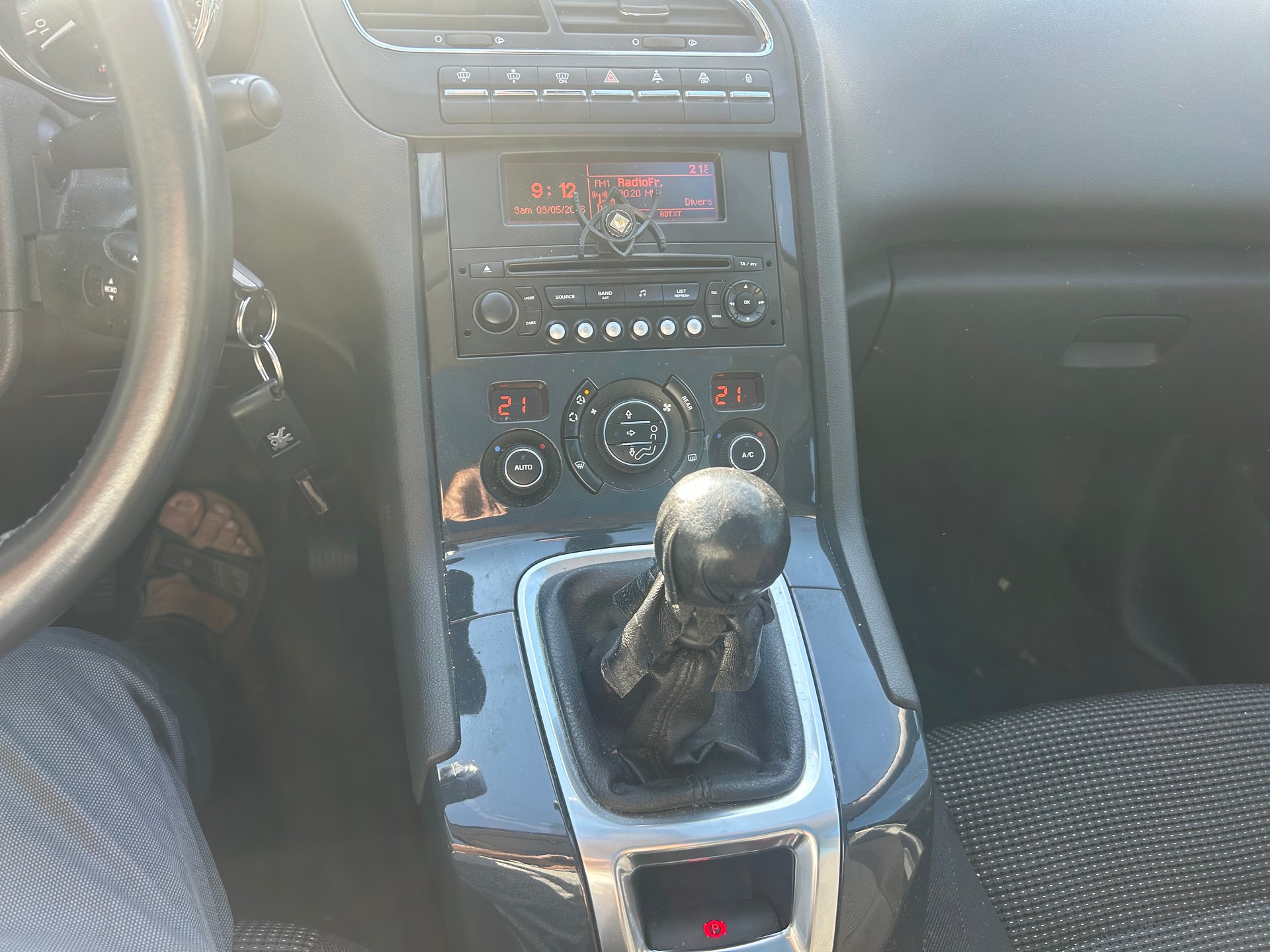 PEUGEOT 5008 1.6 16V T Sport Pack-image-9