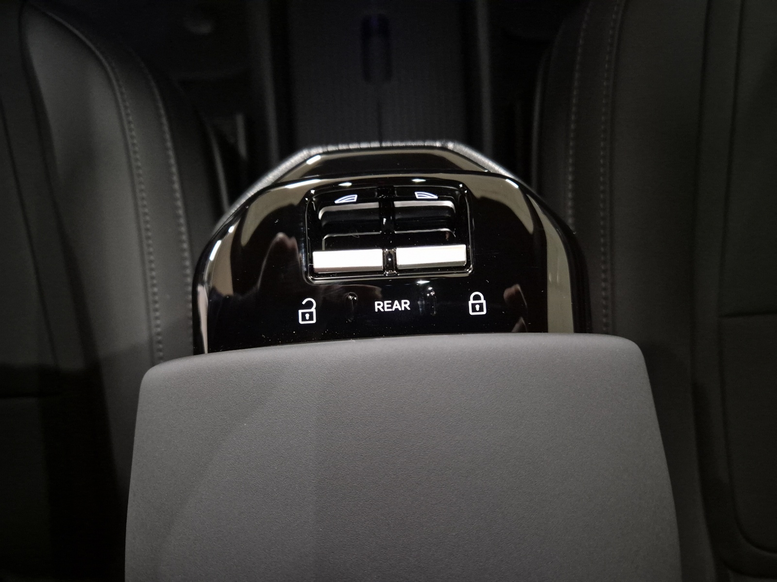 VOLVO EX30 E60 Twin Ultra Performance AWD-image-13