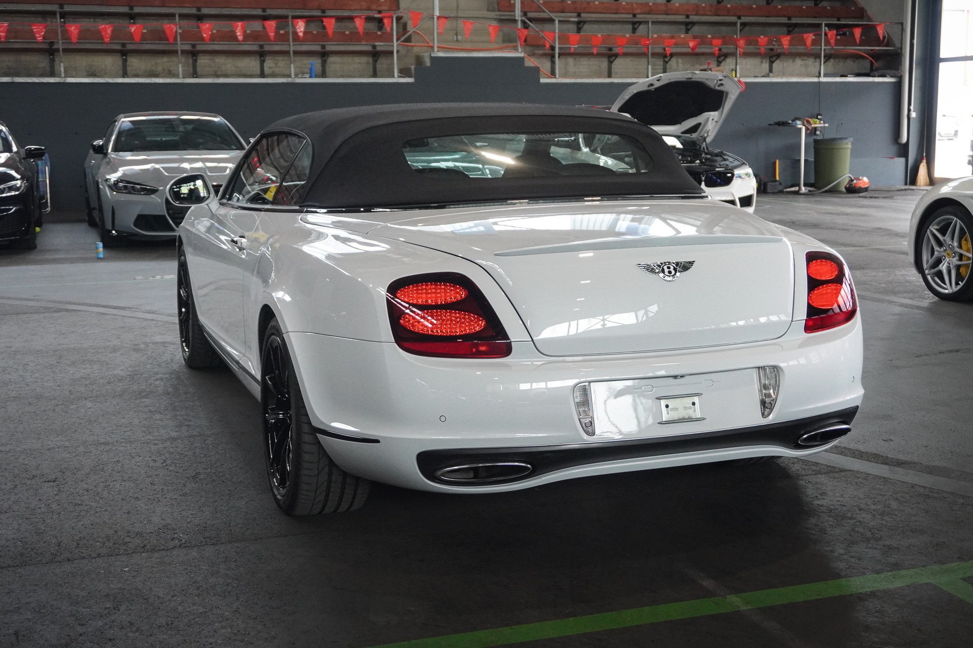 BENTLEY Supersports-showroom-element-1