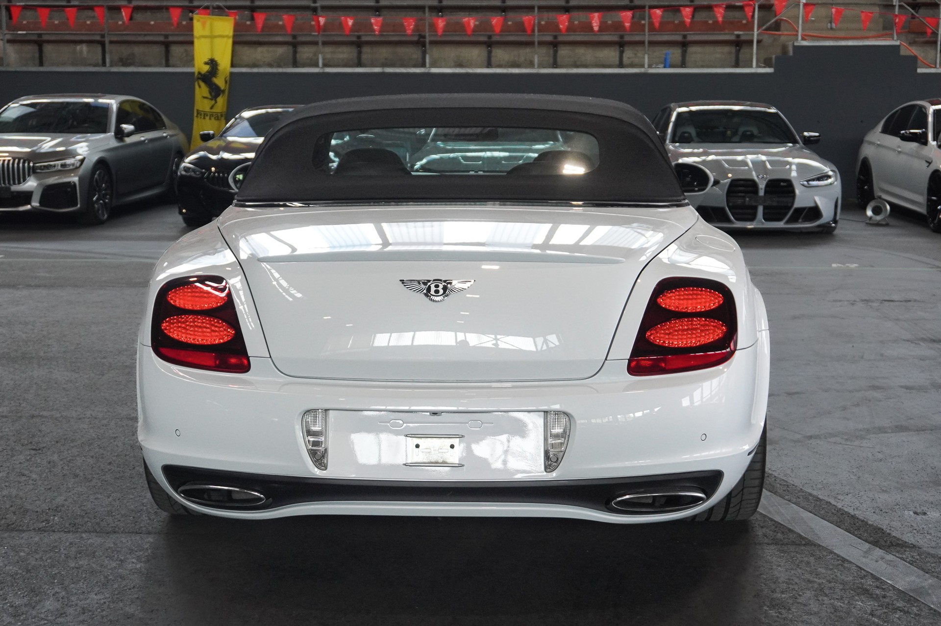 BENTLEY Supersports-showroom-element-2