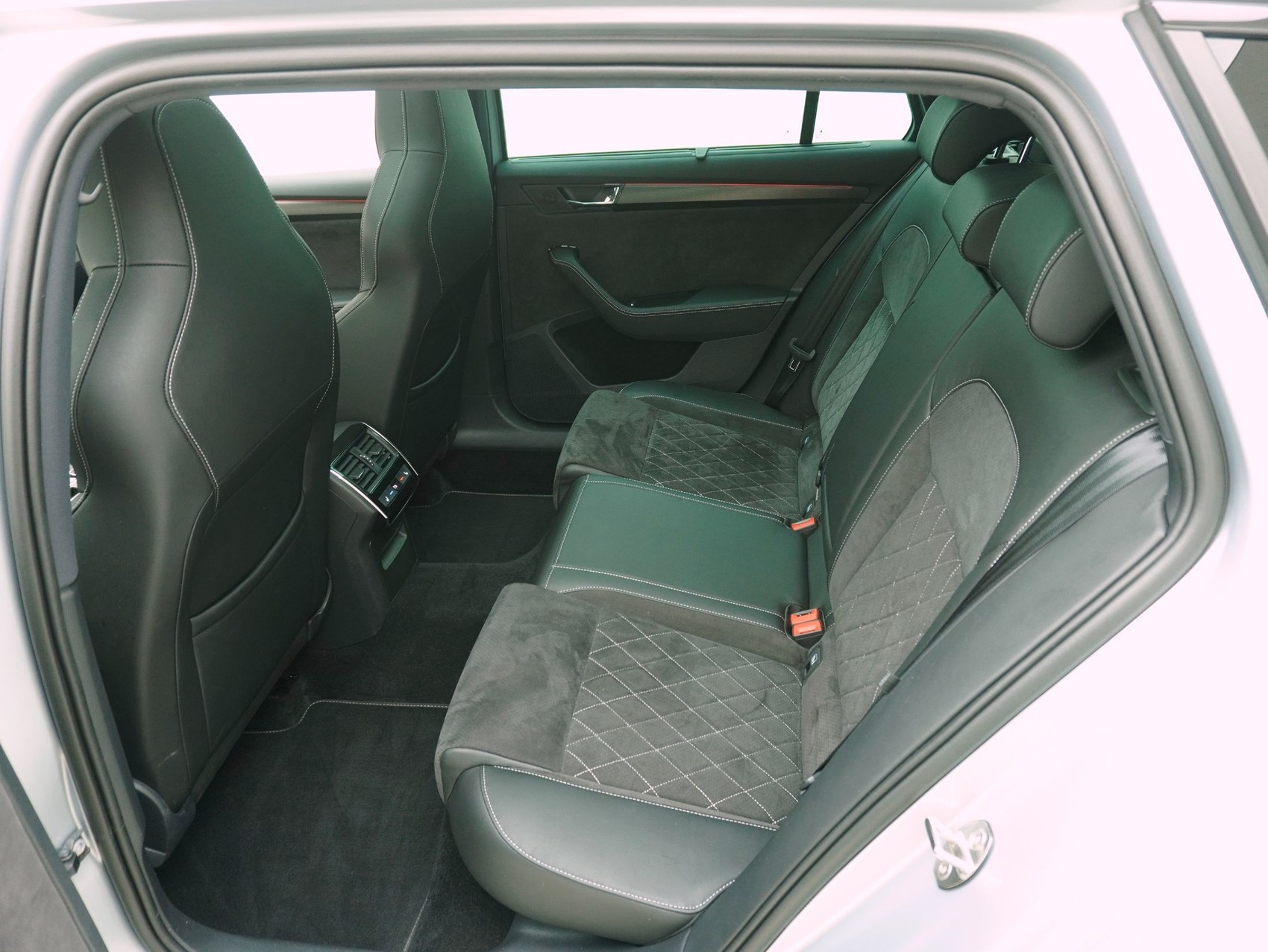 SKODA Superb Combi 2.0 TSI DSG Sport Line 4x4-image-10