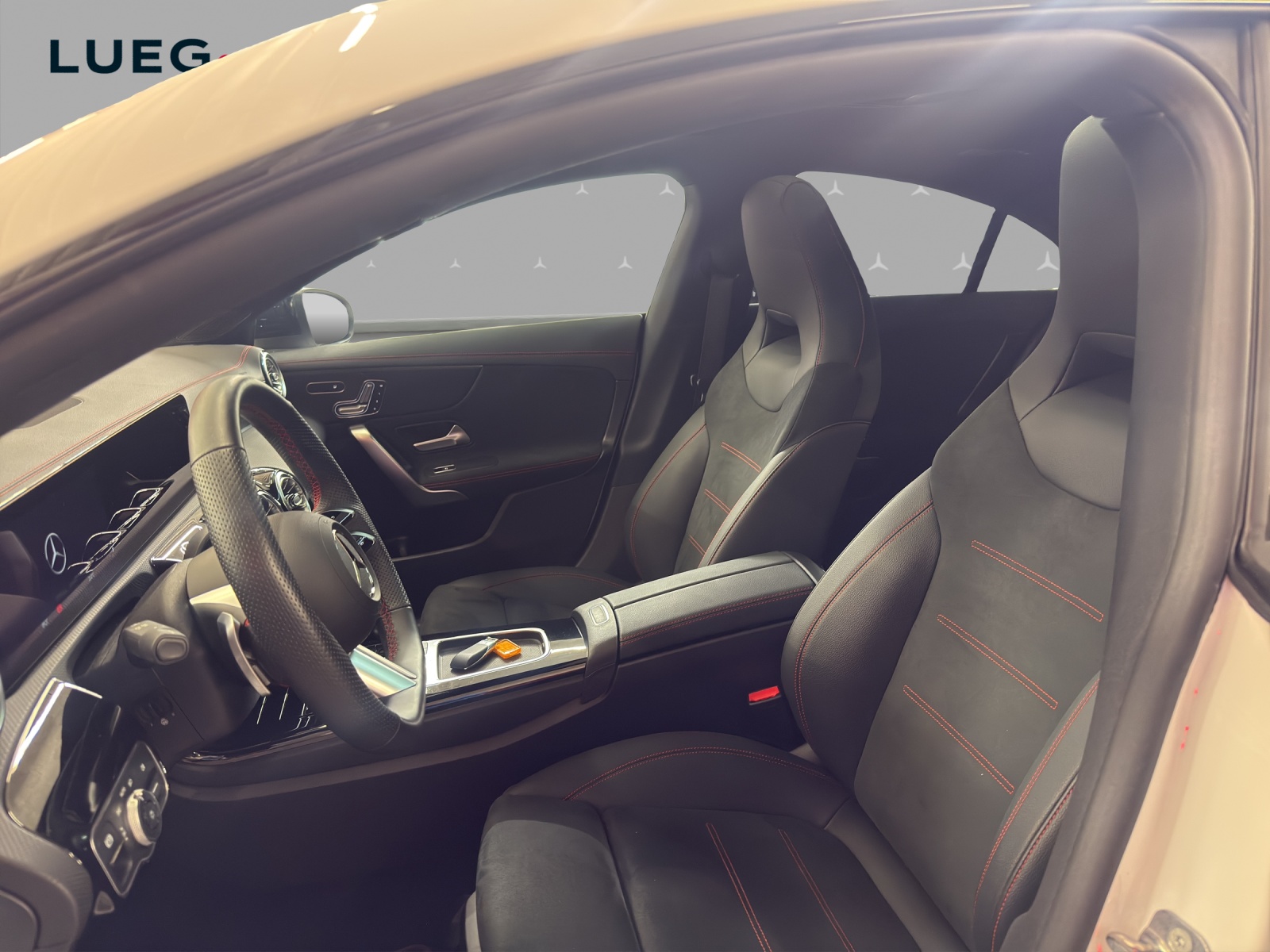 MERCEDES-BENZ CLA 200 - AMG / Rückfahrkamera / Panorama-Dach / Ambiente-Licht-image-7