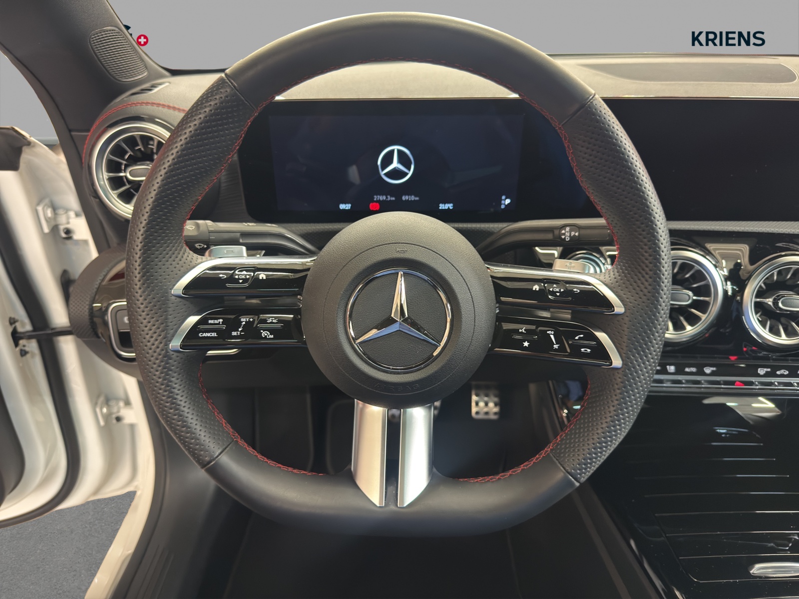 MERCEDES-BENZ CLA 200 - AMG / Rückfahrkamera / Panorama-Dach / Ambiente-Licht-image-9