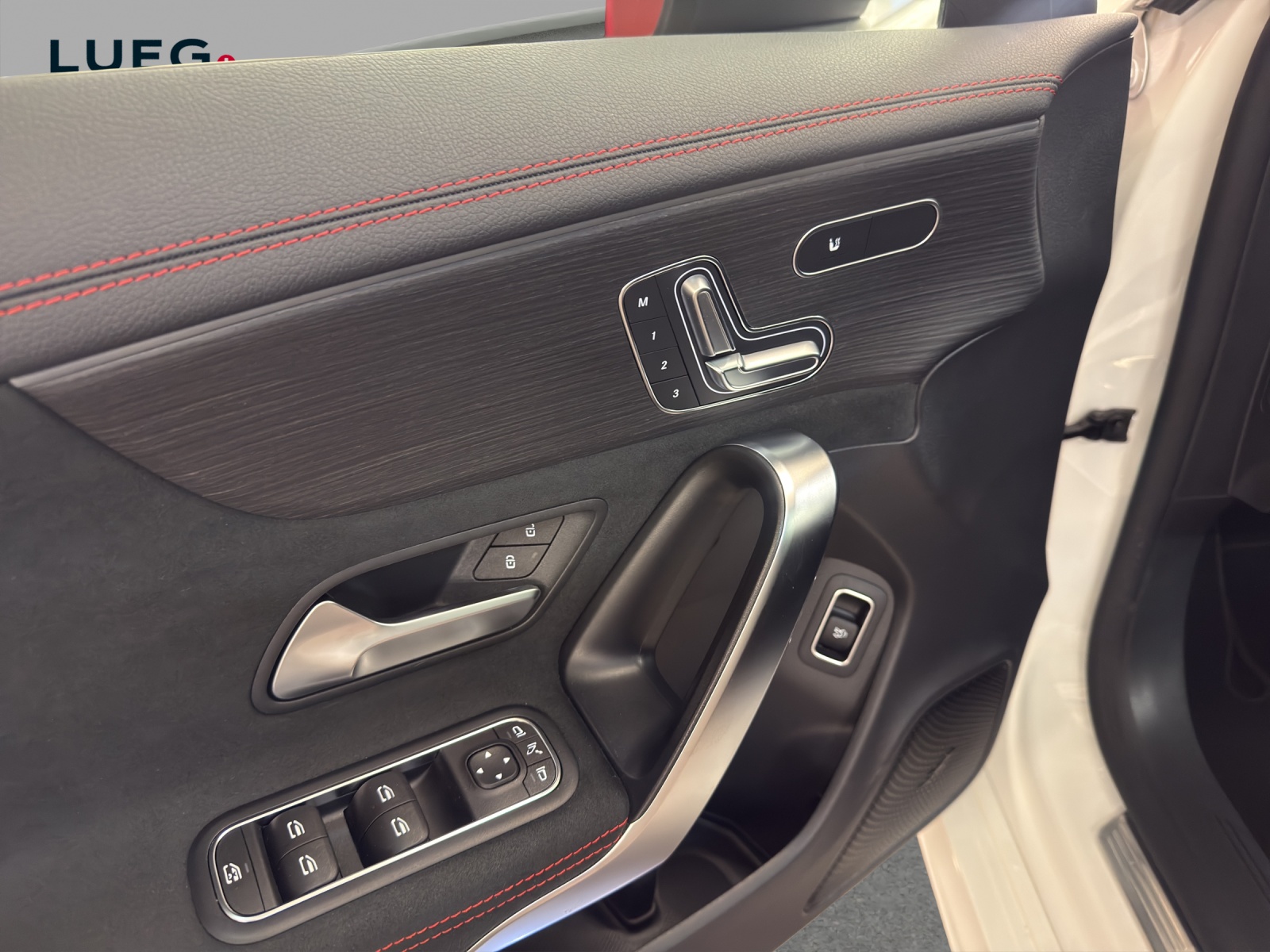 MERCEDES-BENZ CLA 200 - AMG / Rückfahrkamera / Panorama-Dach / Ambiente-Licht-image-12