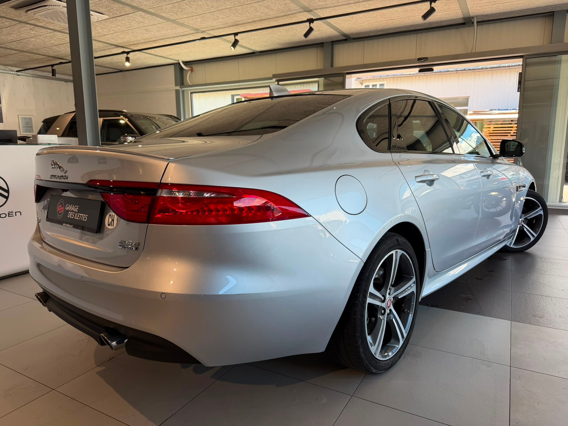 JAGUAR XF 25d R-Sport AWD Automatic-image-4