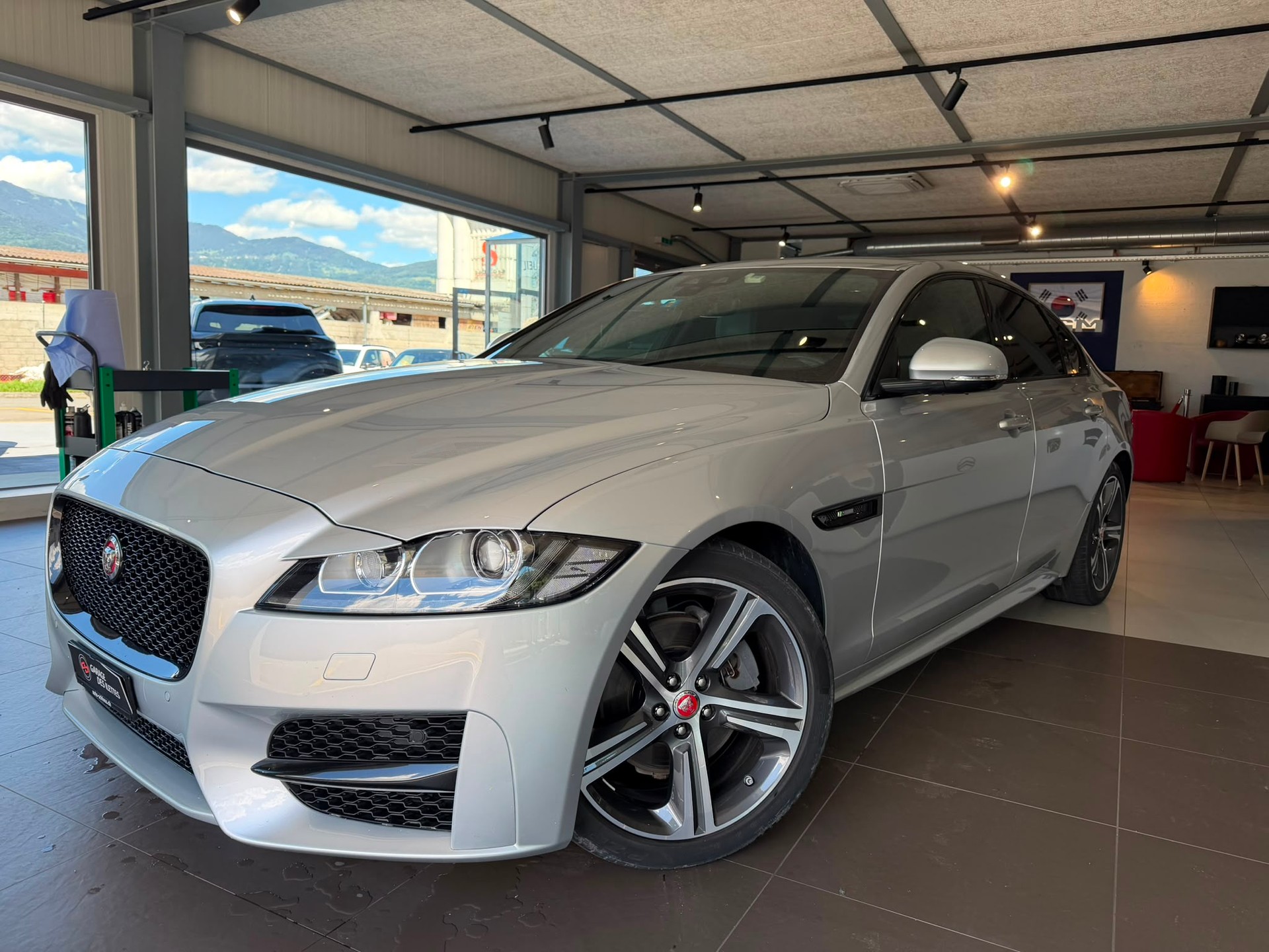 JAGUAR XF 25d R-Sport AWD Automatic-image-0