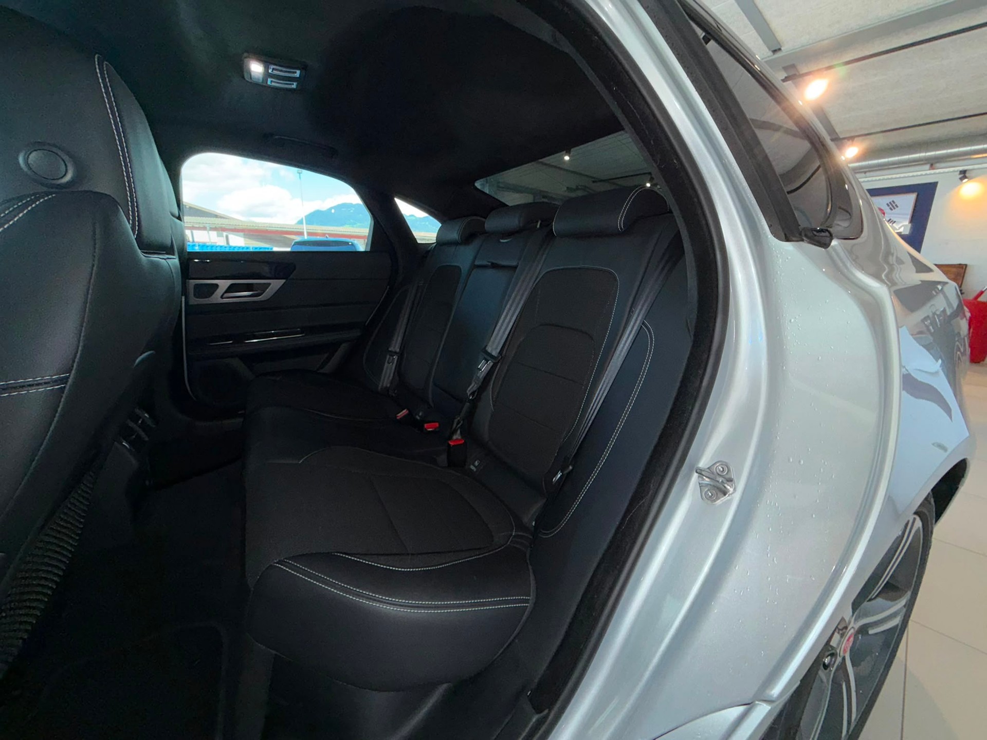 JAGUAR XF 25d R-Sport AWD Automatic-image-7