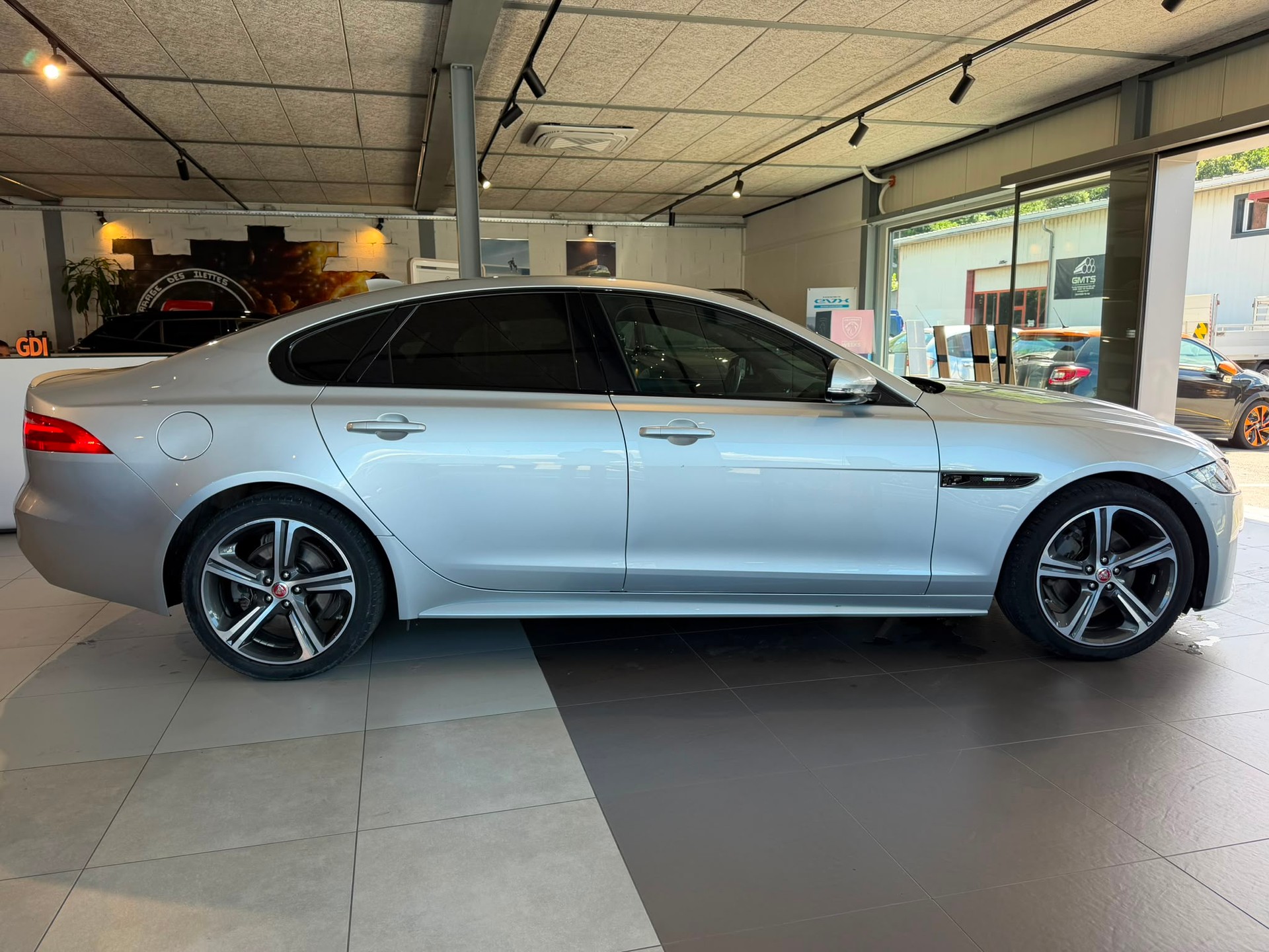 JAGUAR XF 25d R-Sport AWD Automatic-image-3