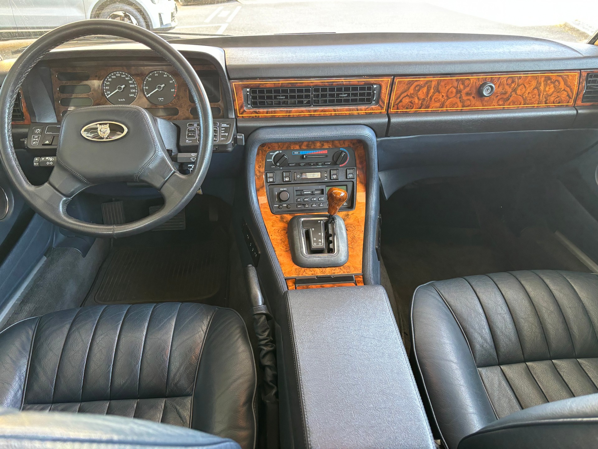 JAGUAR XJ40 Sovereign 3.6-image-4