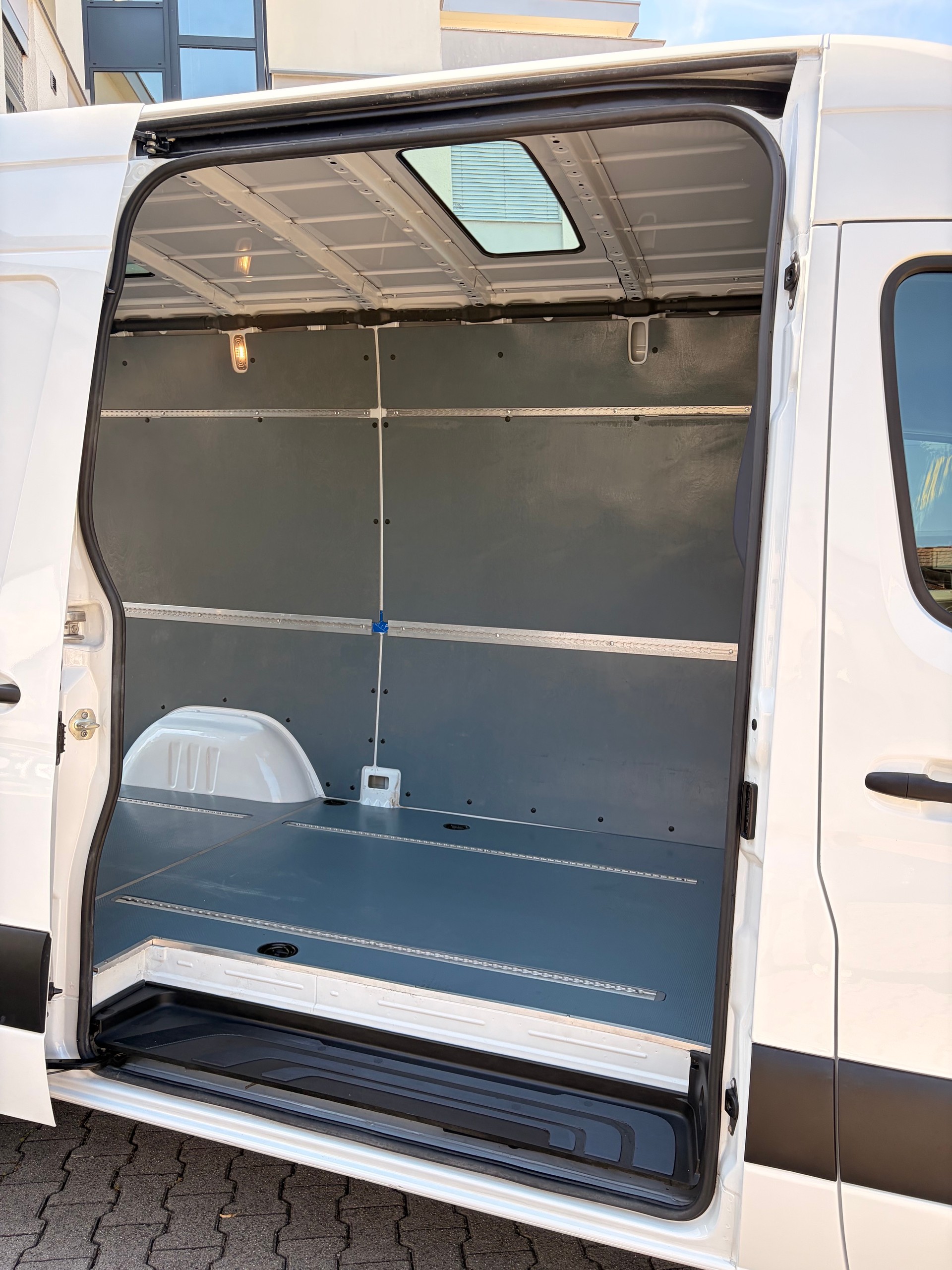 MERCEDES-BENZ Sprinter 317 CDI Standard 9G-TRONIC-image-9