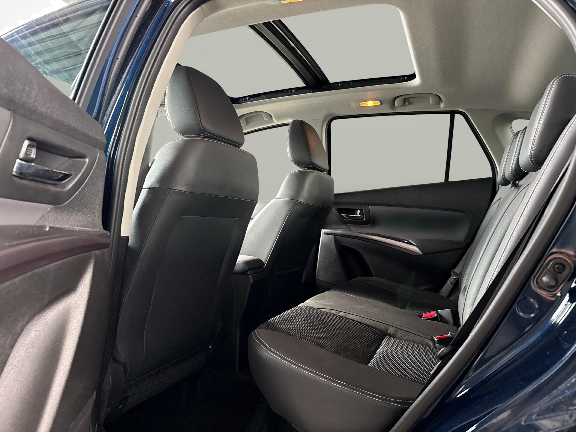 SUZUKI S-Cross 1.4 T Sakura Top Hybrid 4x4-image-10