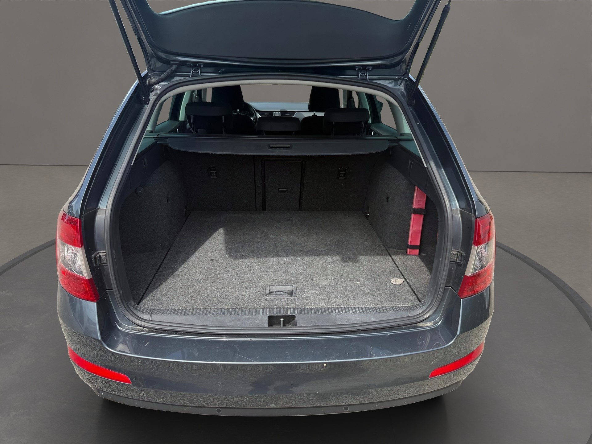 SKODA Octavia 2.0 TDI Swiss Edition-image-11