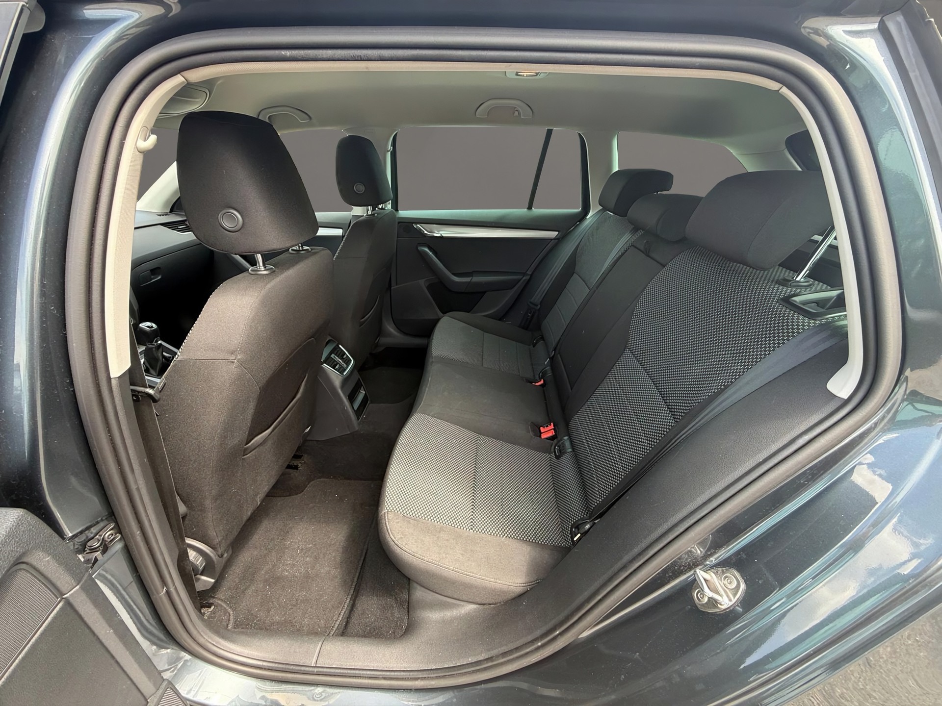 SKODA Octavia 2.0 TDI Swiss Edition-image-10