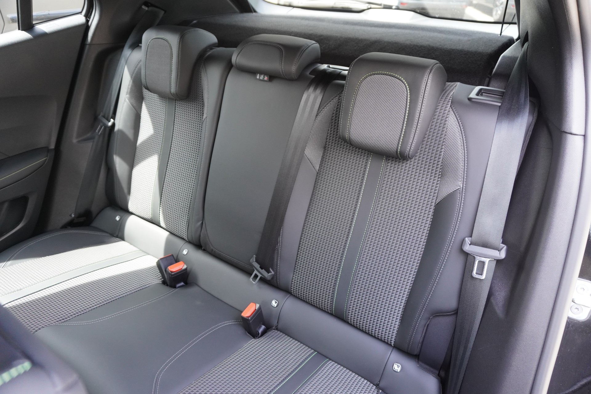 PEUGEOT 2008 1.2 PureTech GT EAT8-image-11