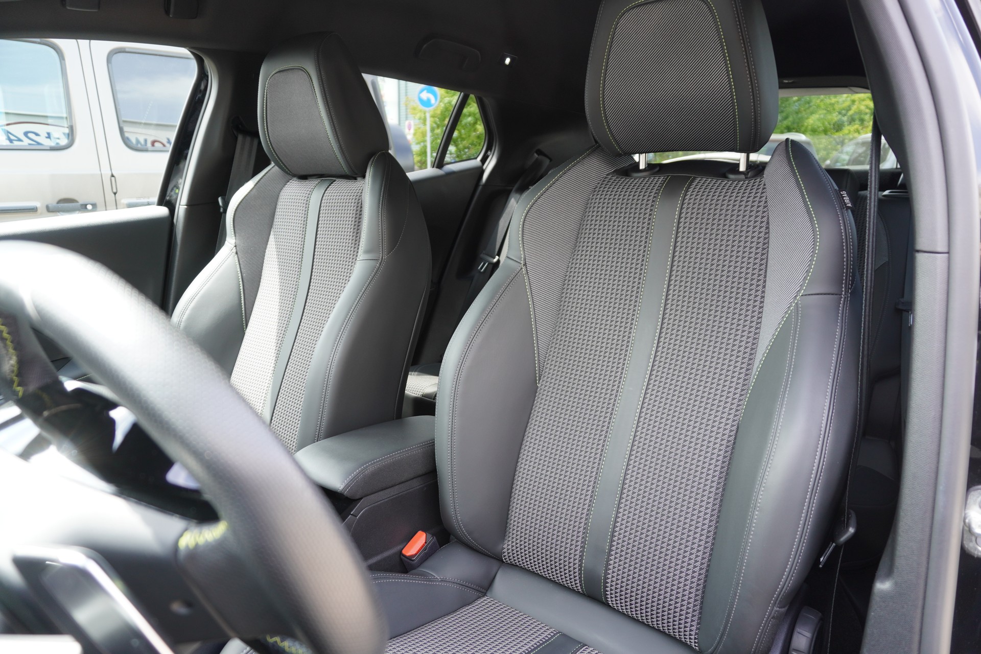 PEUGEOT 2008 1.2 PureTech GT EAT8-image-10
