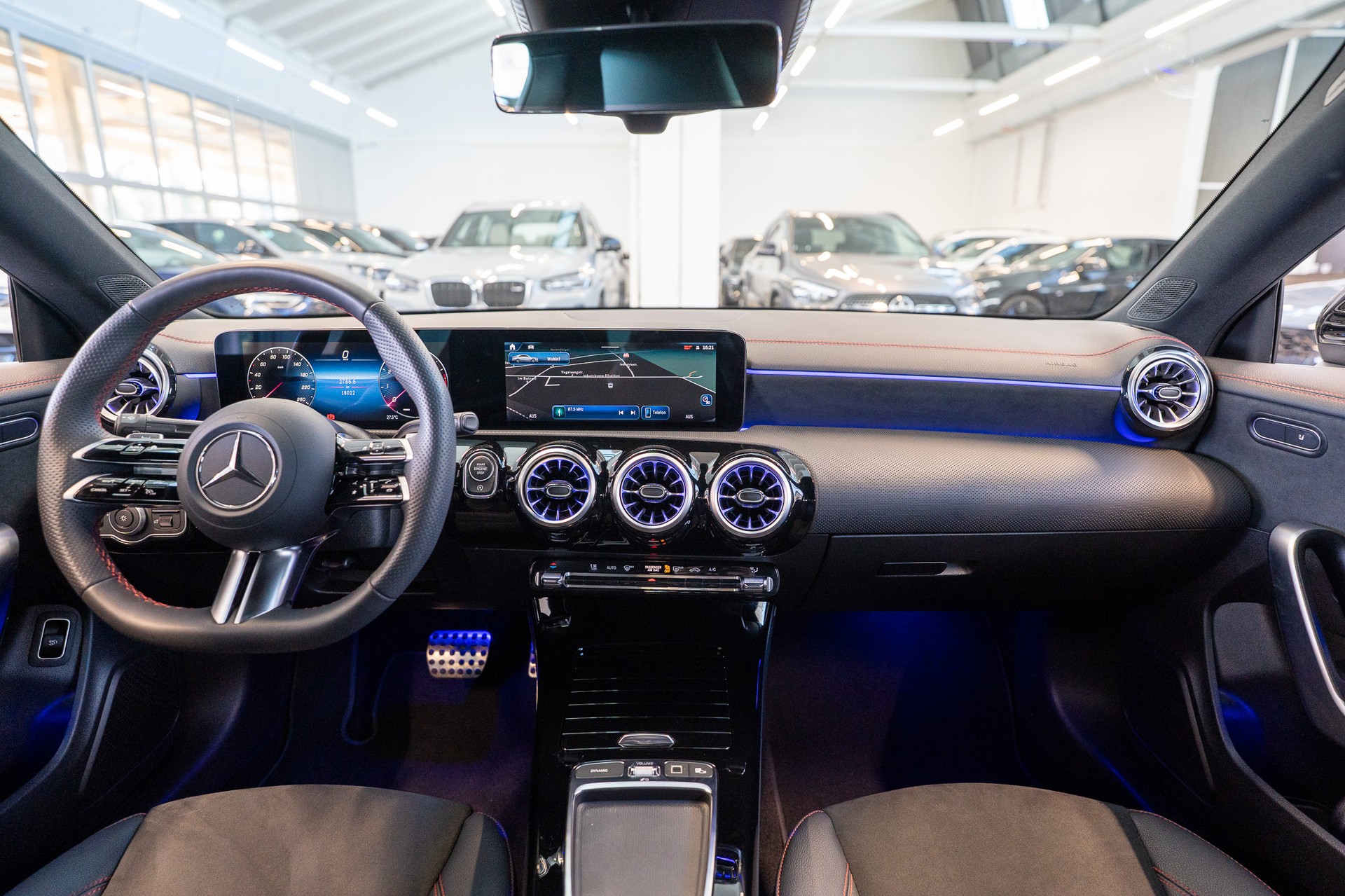 MERCEDES-BENZ CLA 200 AMG Line / Facelift / Rückfahrkamera / Ambientebeleuchtung-image-16