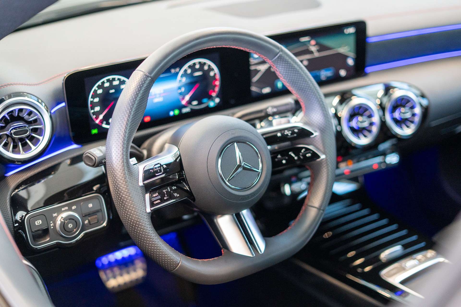 MERCEDES-BENZ CLA 200 AMG Line / Facelift / Rückfahrkamera / Ambientebeleuchtung-image-10