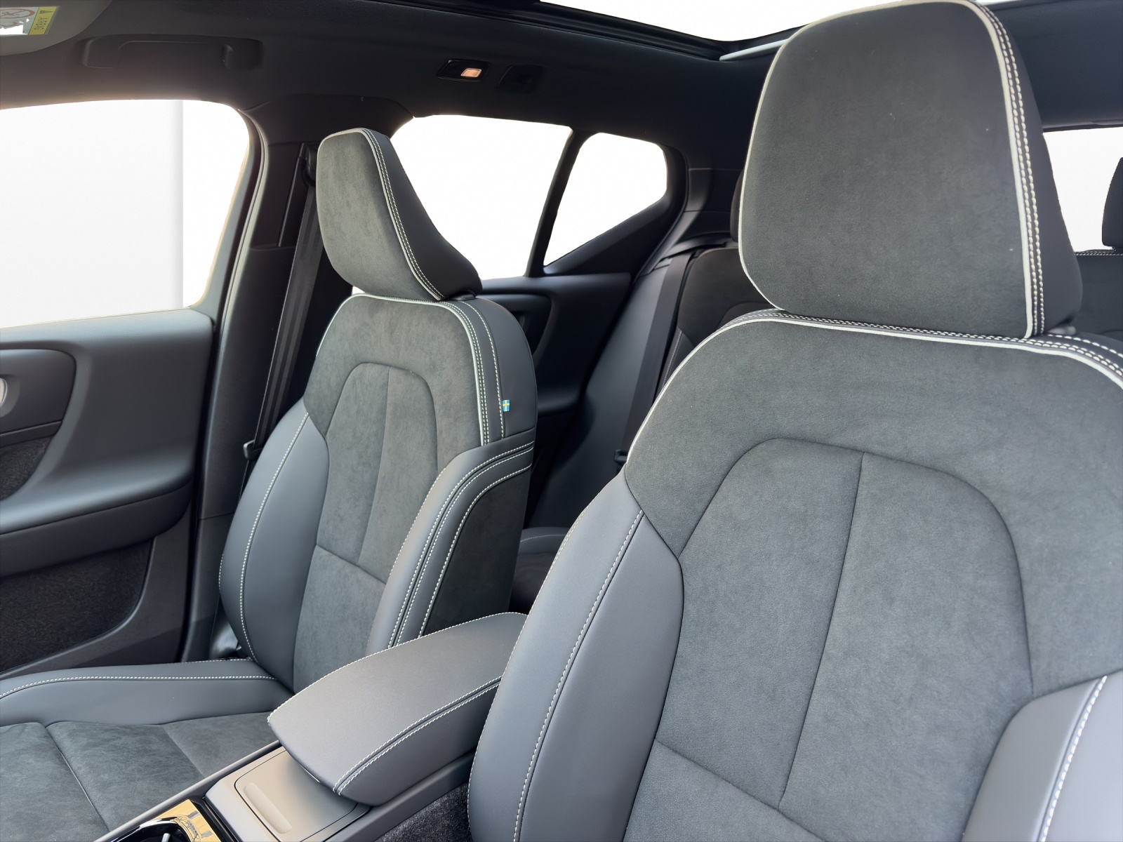 VOLVO XC40 2.0 B4 MH Black Edition-image-8