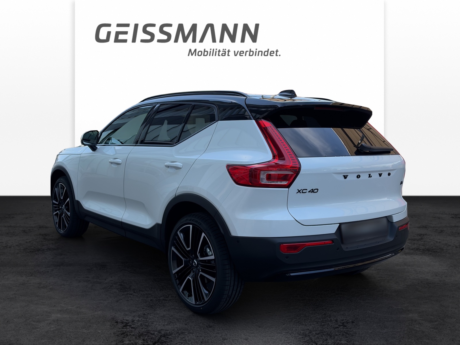 VOLVO XC40 2.0 B4 MH Black Edition-image-4