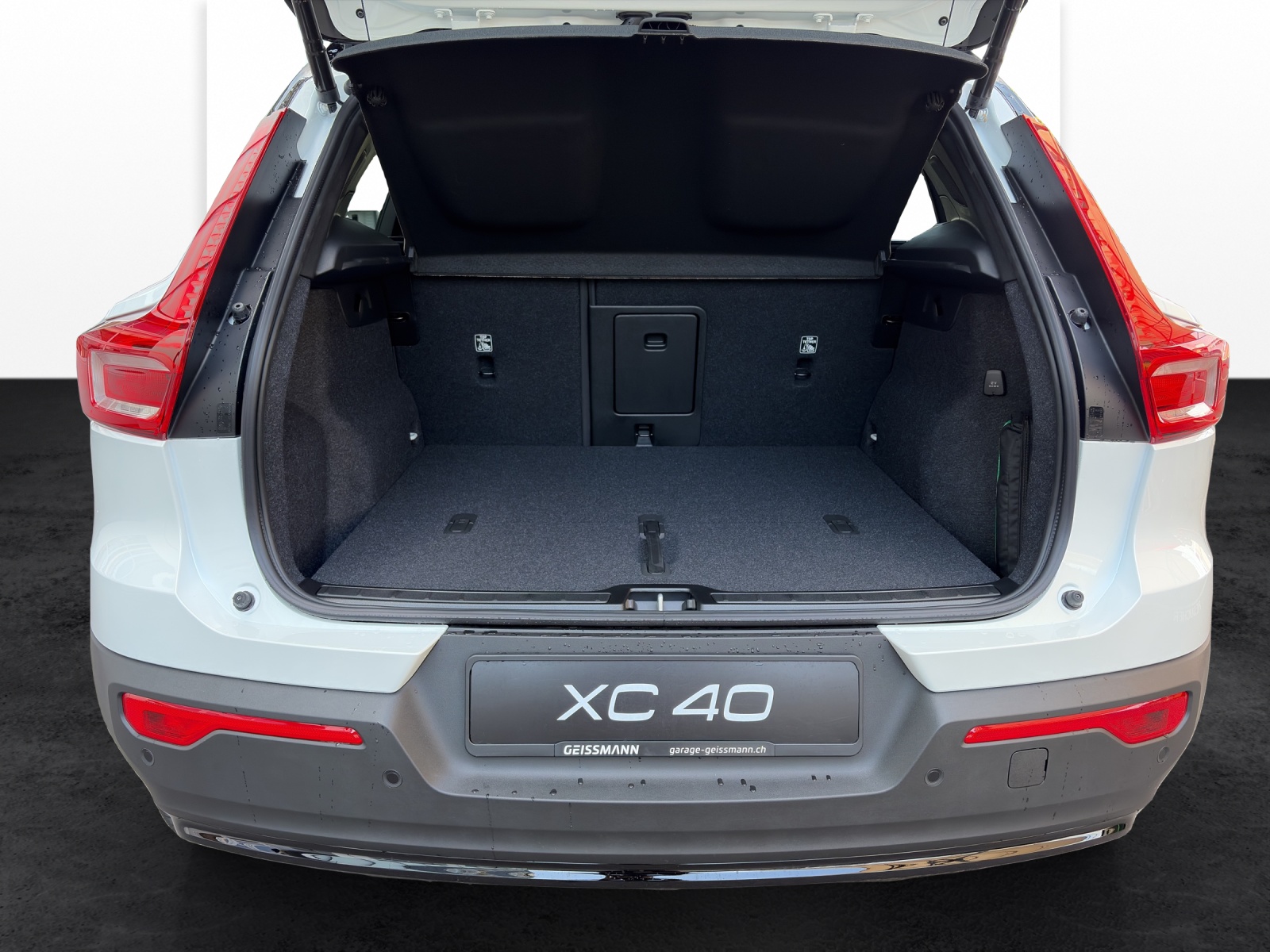 VOLVO XC40 2.0 B4 MH Black Edition-image-18